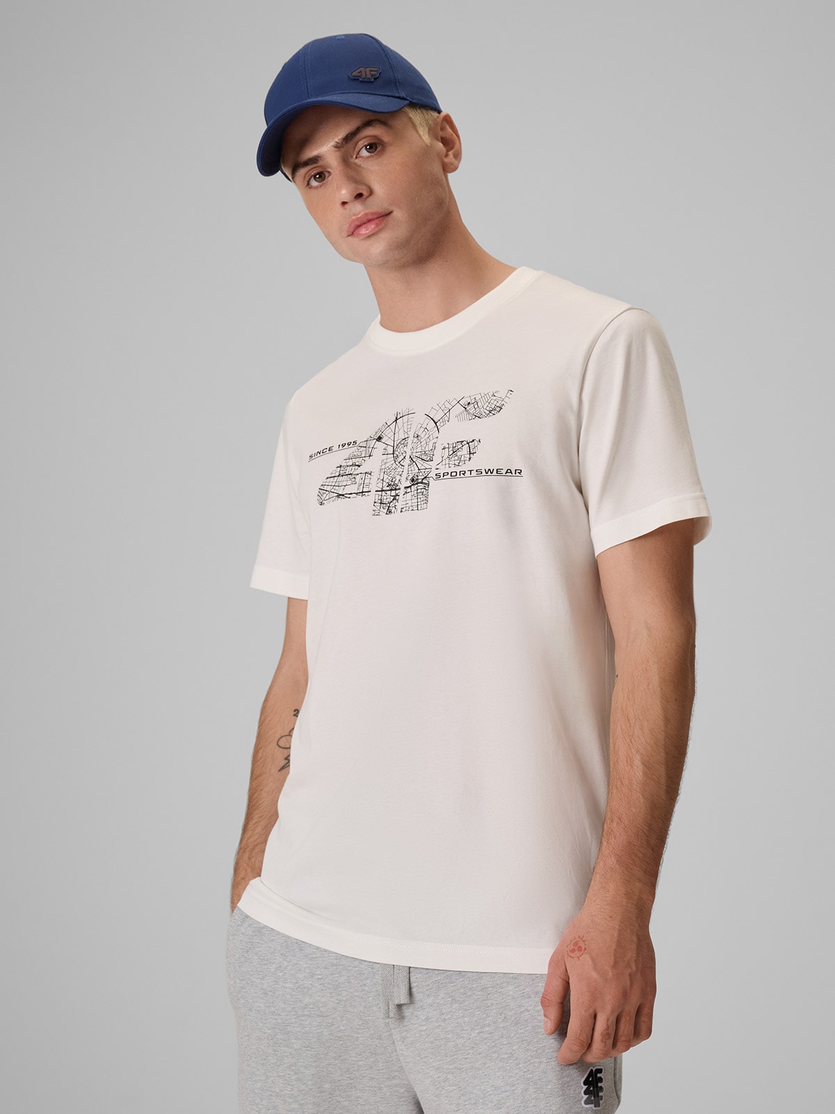 4F T-shirt regular z nadrukiem męski - kremowy L