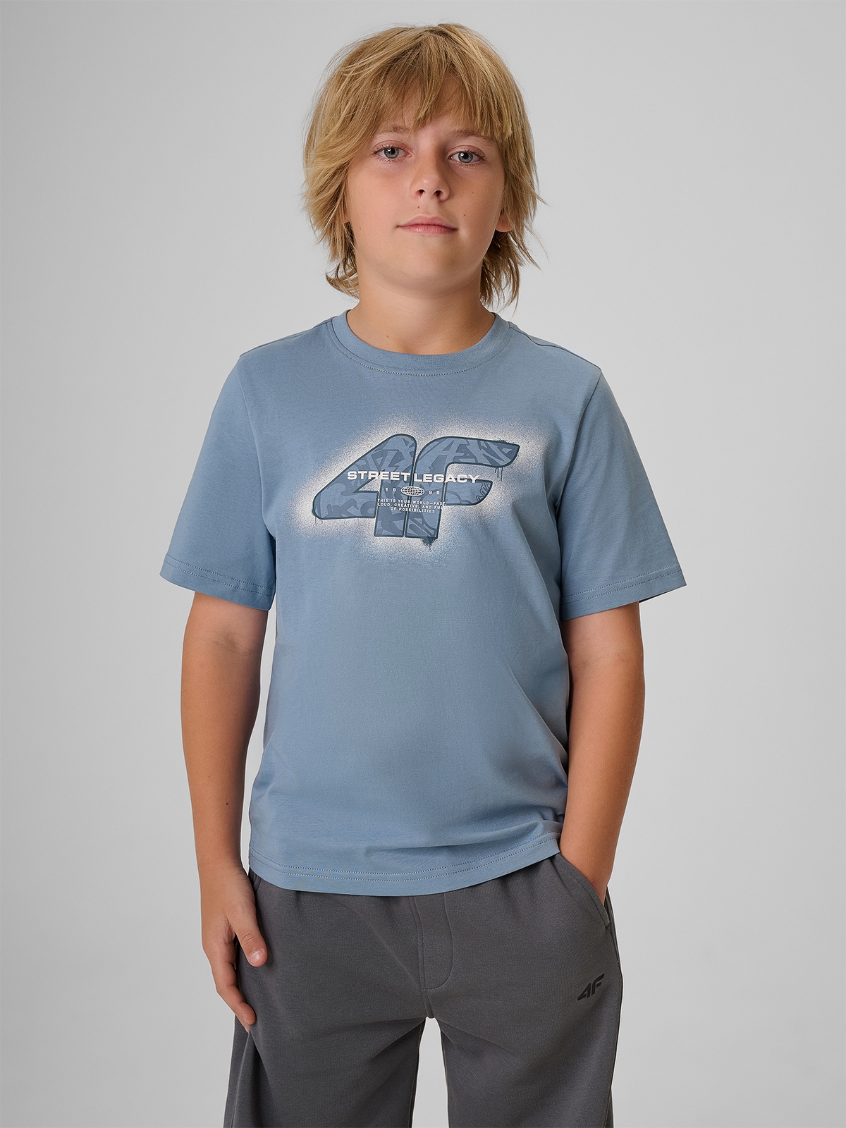 4F T-shirt regular z nadrukiem chłopięcy - denim 140 (9-10 lat)