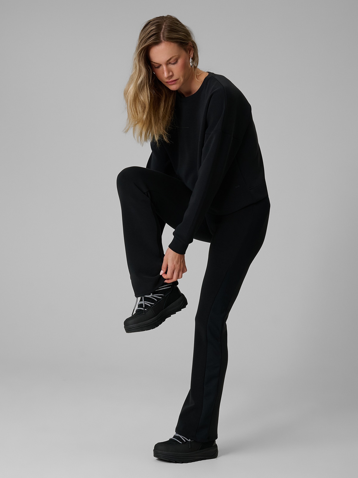 4F Legginsy z rozszerzanymi nogawkami damskie - czarne XS