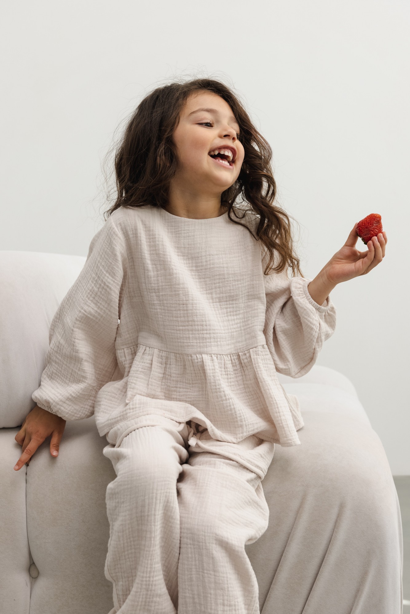 MINI bluzka z falbanką w kolorze WHITE SAND - CINDY-116 - Marsala