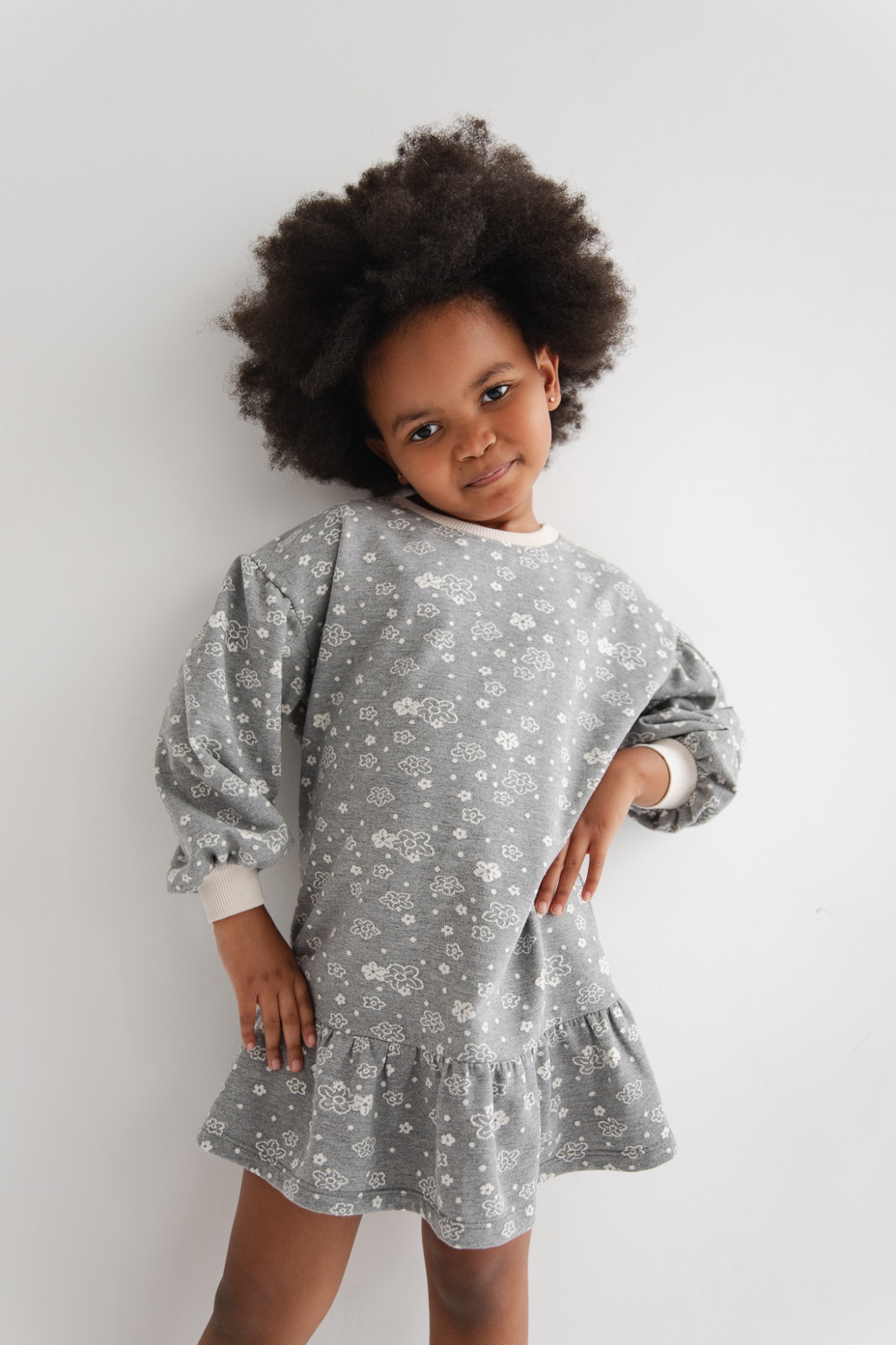 MINI sukienka z długim rękawem oraz falbanką na dole w kolorze GREY PRINT - LIBBY-128 - Marsala