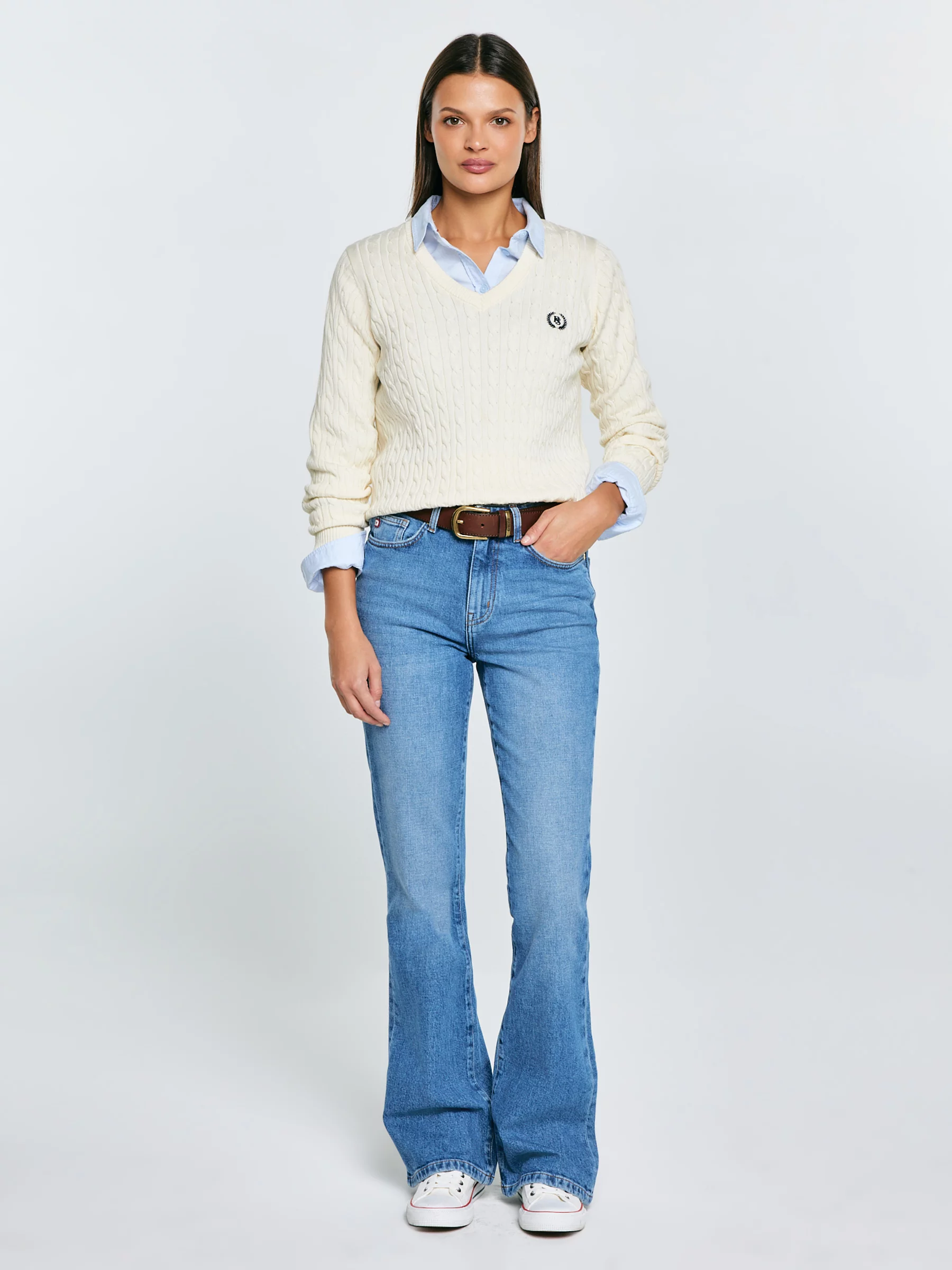 Sweter damski ze splotem warkoczowym z dekoltem v-neck kremowy Nisa 100