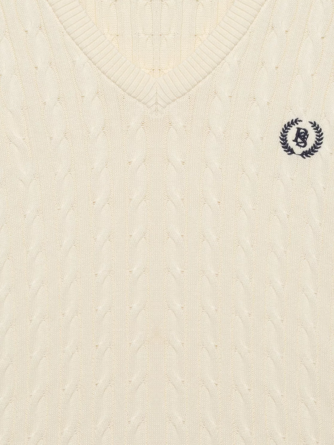 Sweter damski ze splotem warkoczowym z dekoltem v-neck kremowy Nisa 100