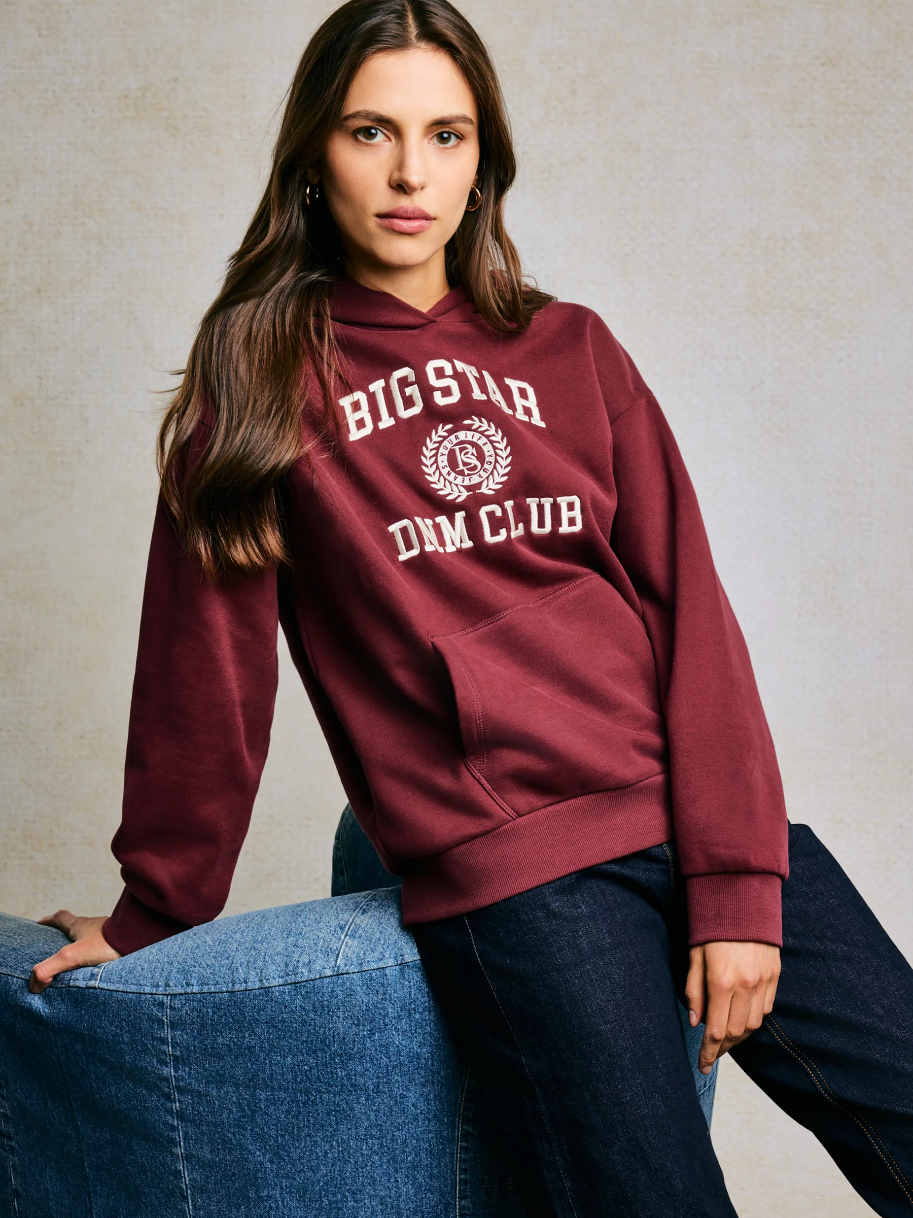 Bluza damska z kapturem z haftem bordowa Merta 604