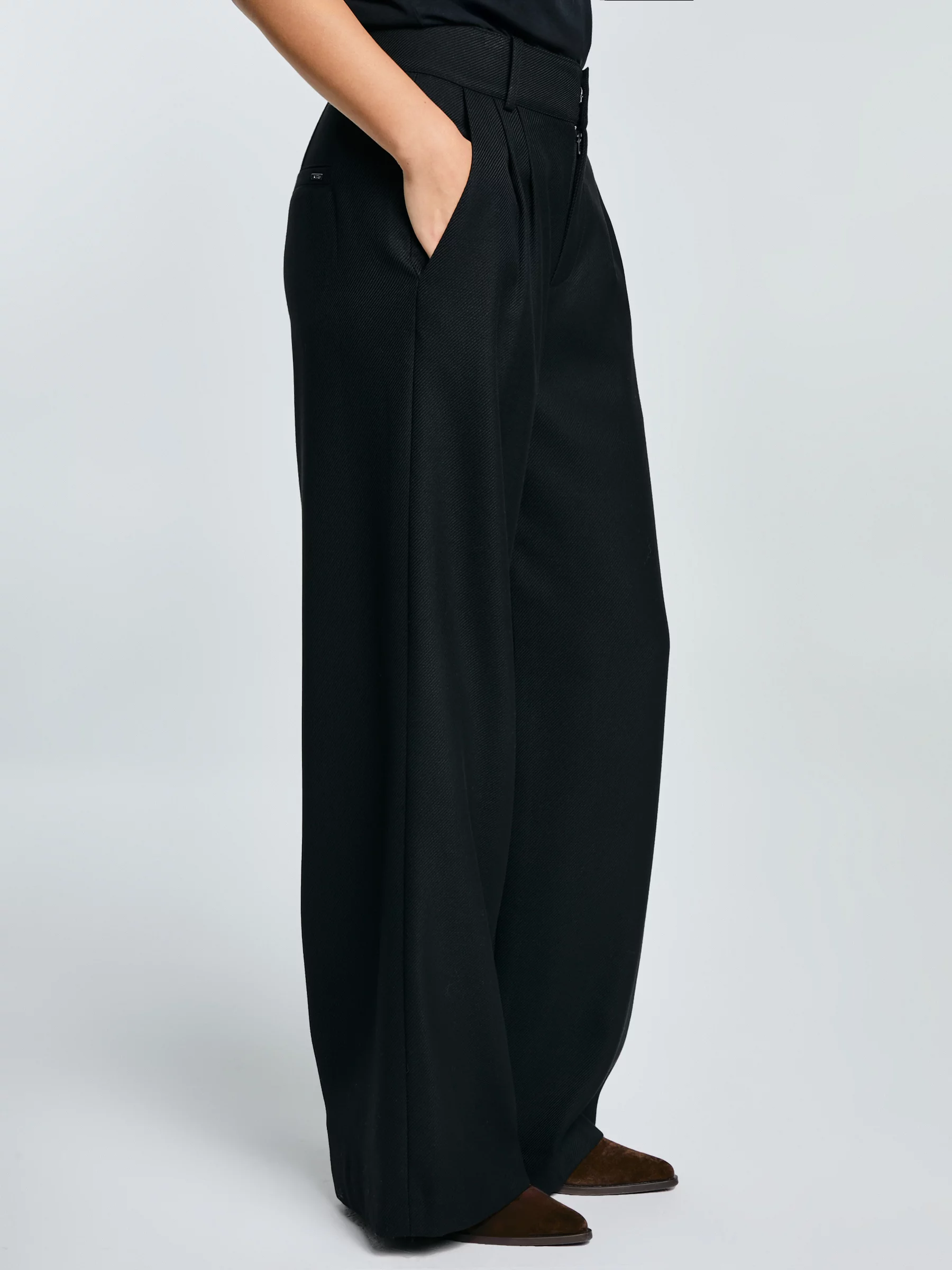 Spodnie damskie z szeroką nogawką z dodatkiem wiskozy czarne Emisi 906