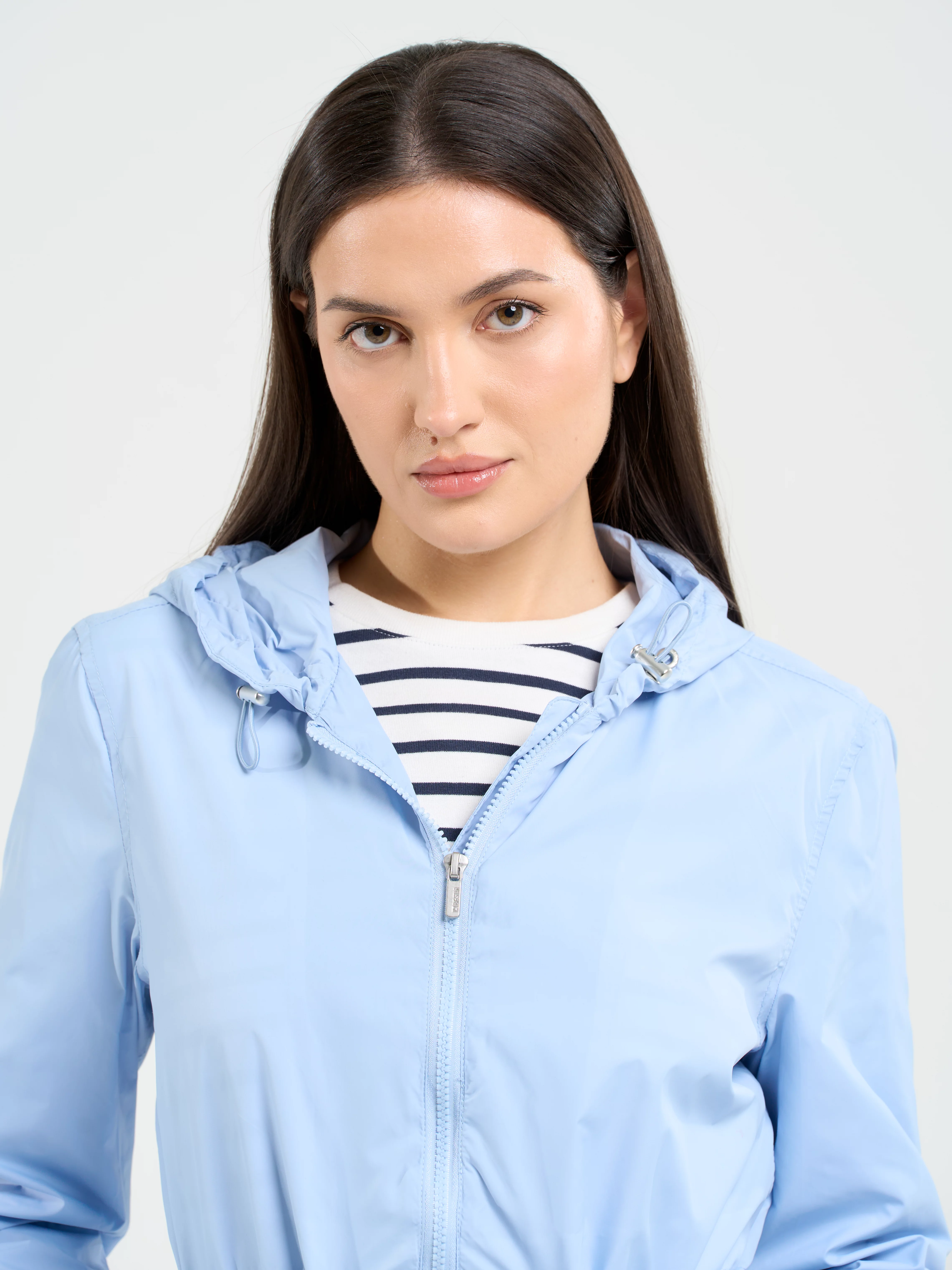 Kurtka damska z regulacją w tali z kapturem błękitna Mira 400