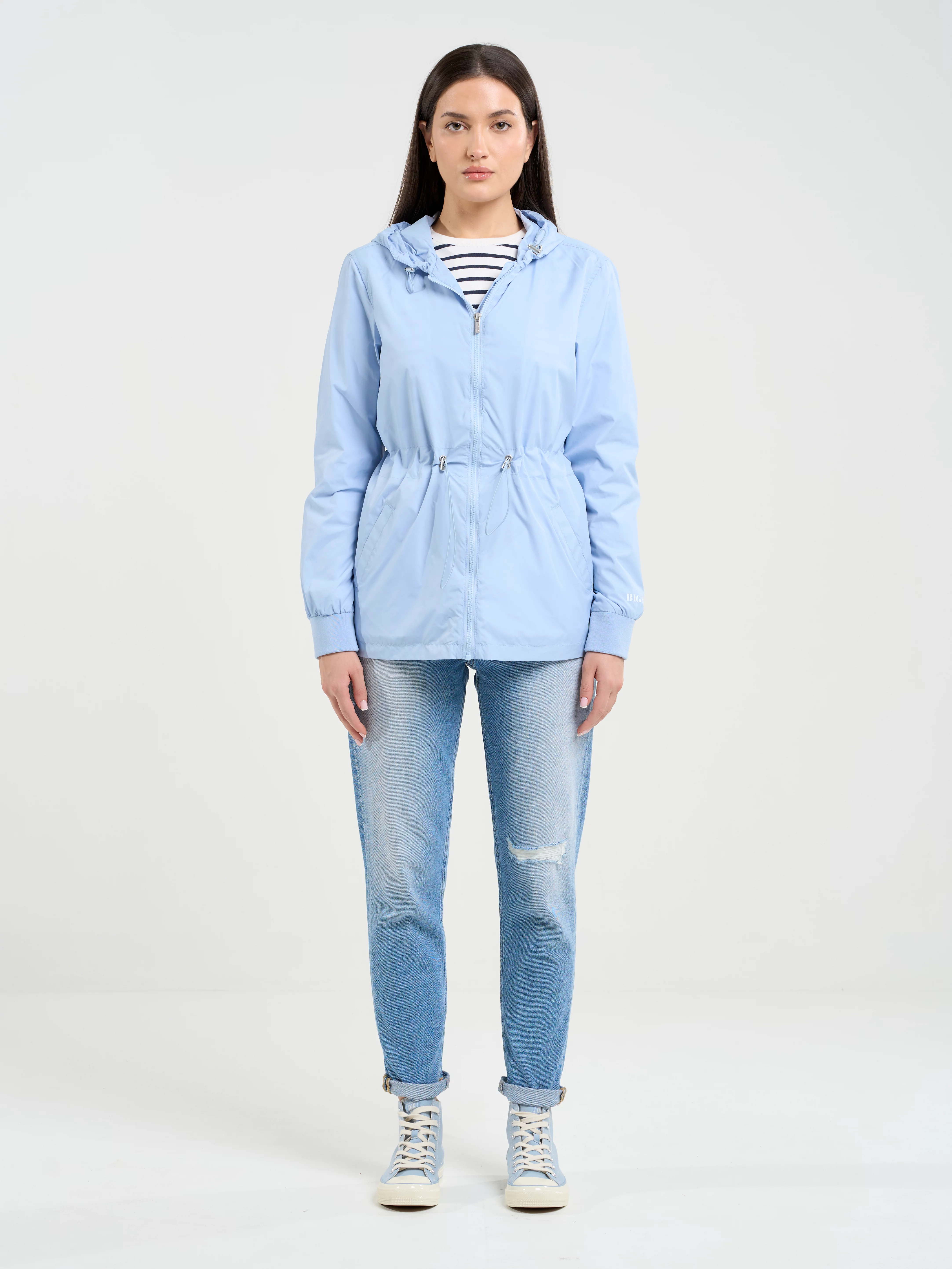 Kurtka damska z regulacją w tali z kapturem błękitna Mira 400