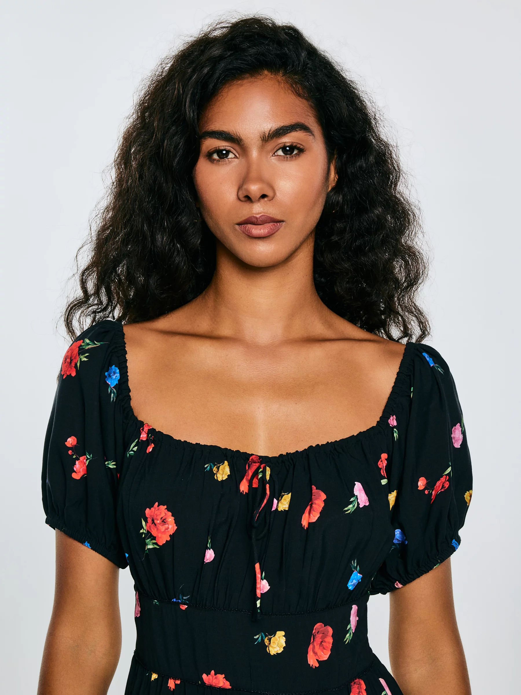 Sukienka damska midi z motywem kwiatowym czarna Roksi 906