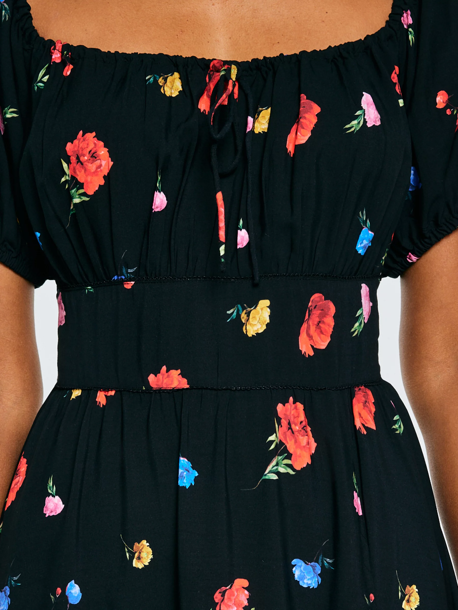 Sukienka damska midi z motywem kwiatowym czarna Roksi 906