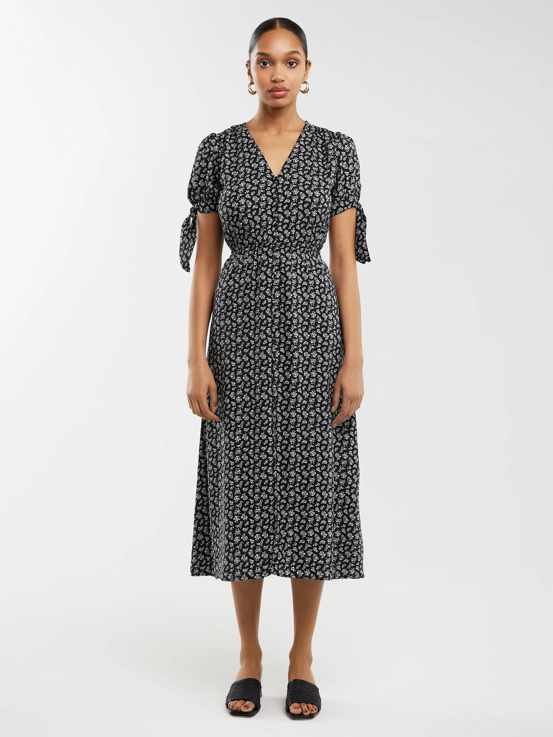 Sukienka damska midi z wiskozy z motywem kwiatowym czarna Paregi 906