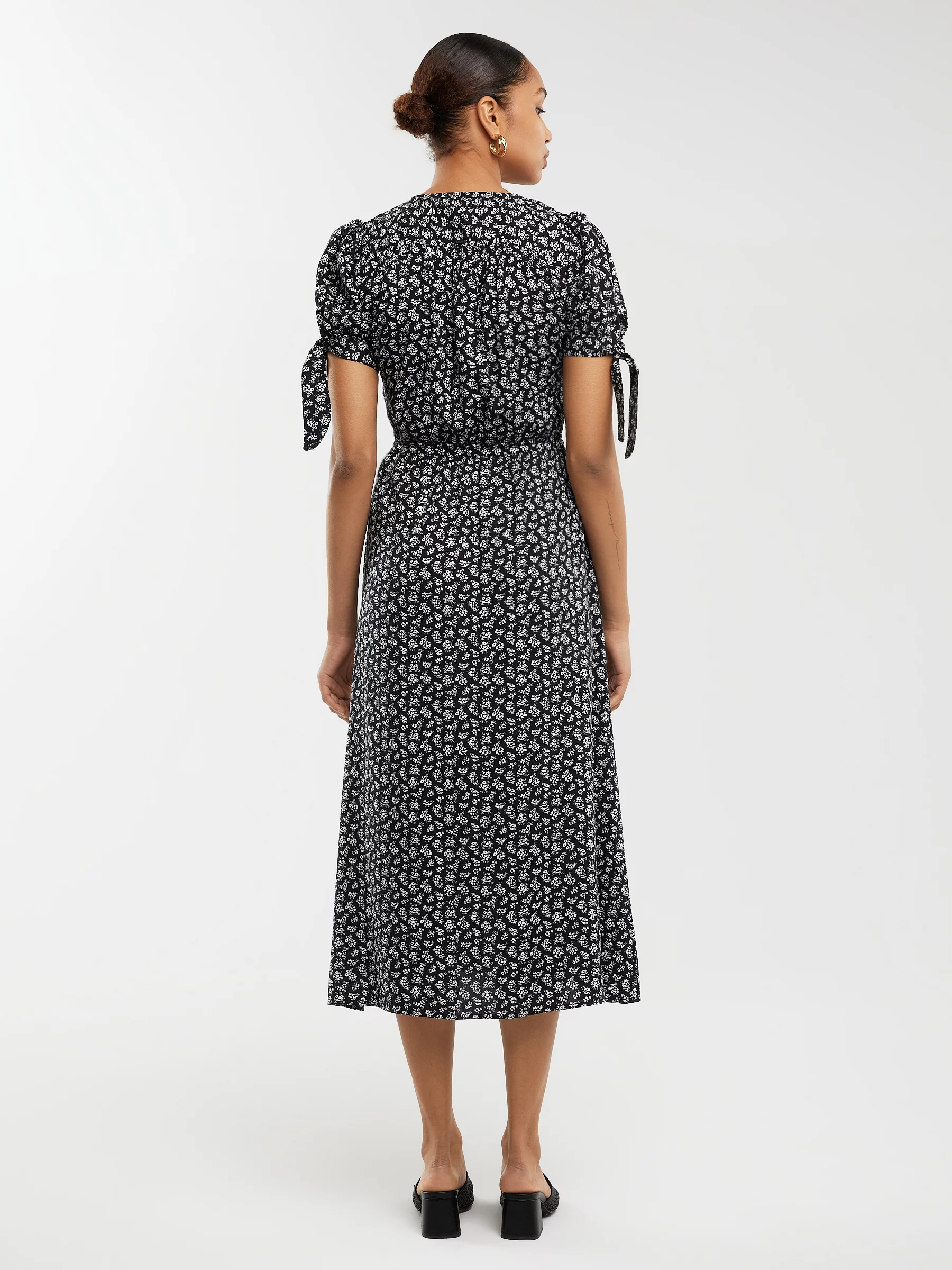 Sukienka damska midi z wiskozy z motywem kwiatowym czarna Paregi 906