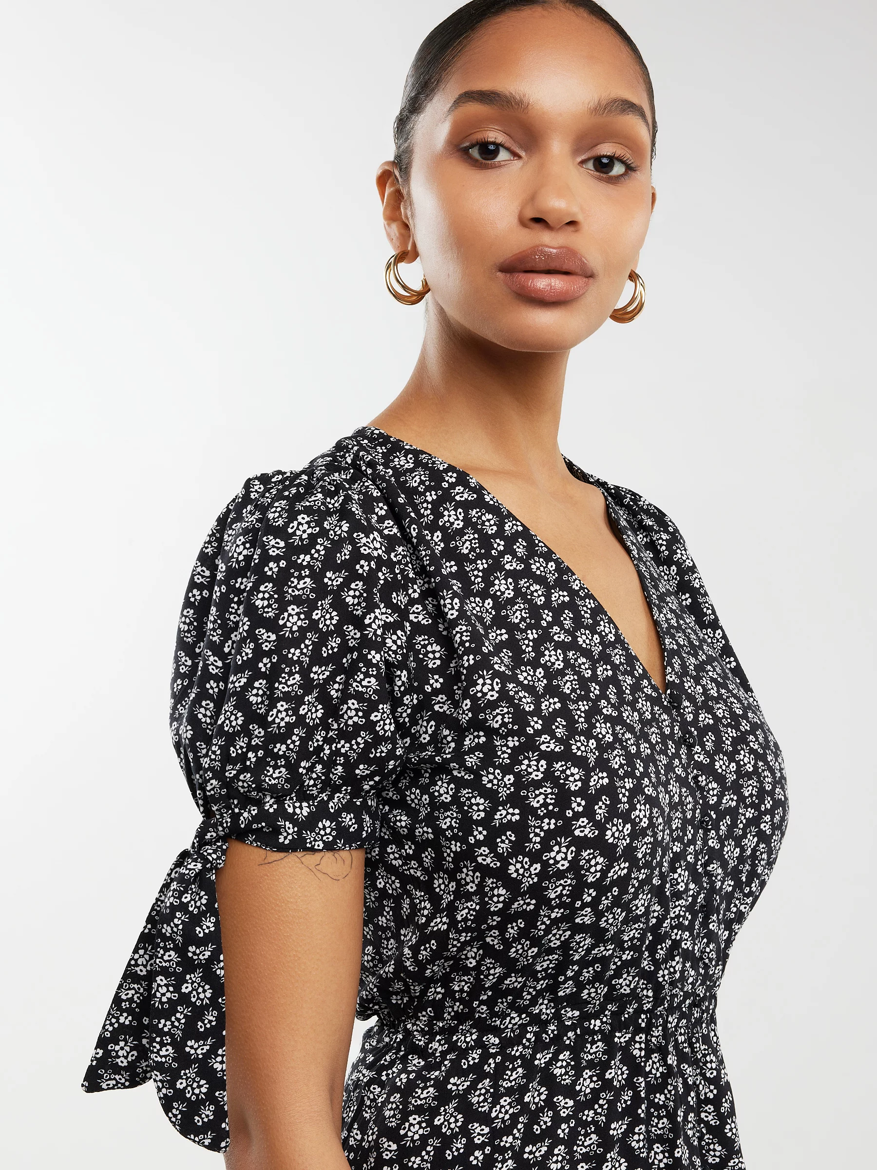 Sukienka damska midi z wiskozy z motywem kwiatowym czarna Paregi 906