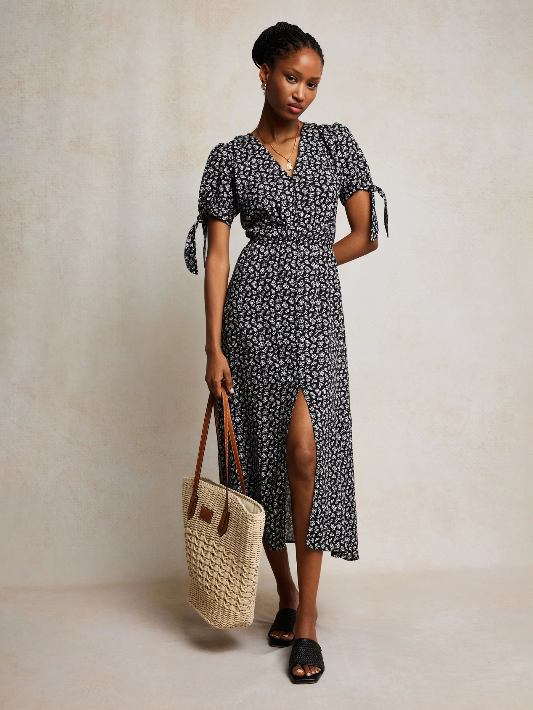 Sukienka damska midi z wiskozy z motywem kwiatowym czarna Paregi 906