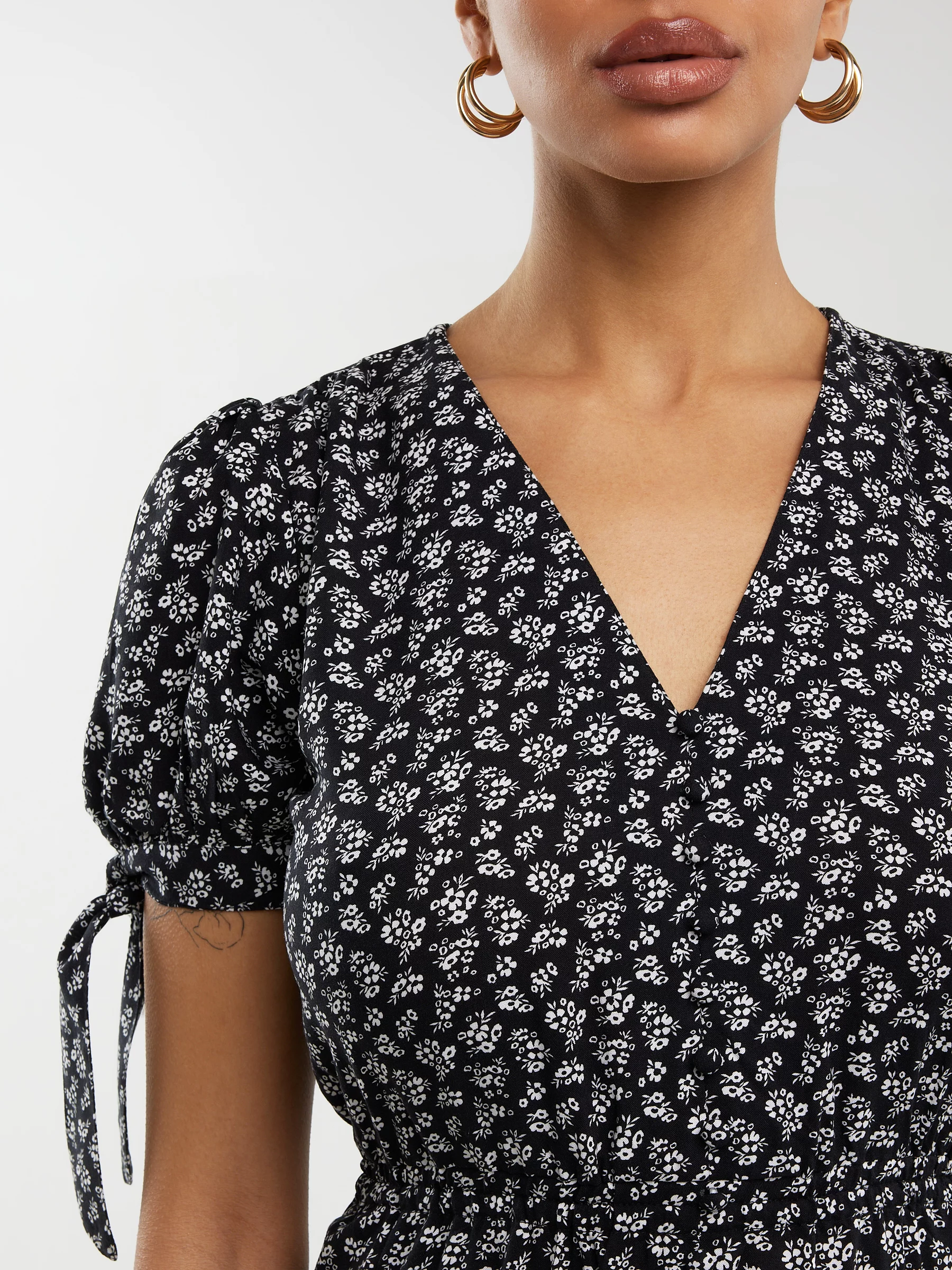 Sukienka damska midi z wiskozy z motywem kwiatowym czarna Paregi 906