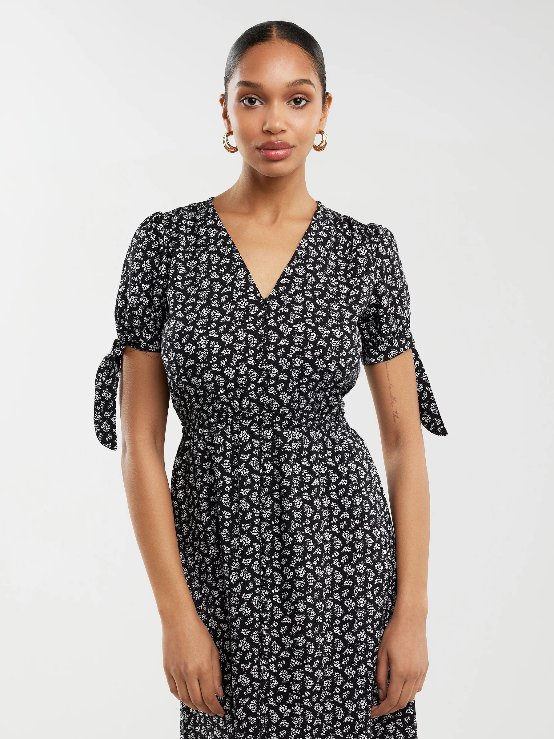 Sukienka damska midi z wiskozy z motywem kwiatowym czarna Paregi 906