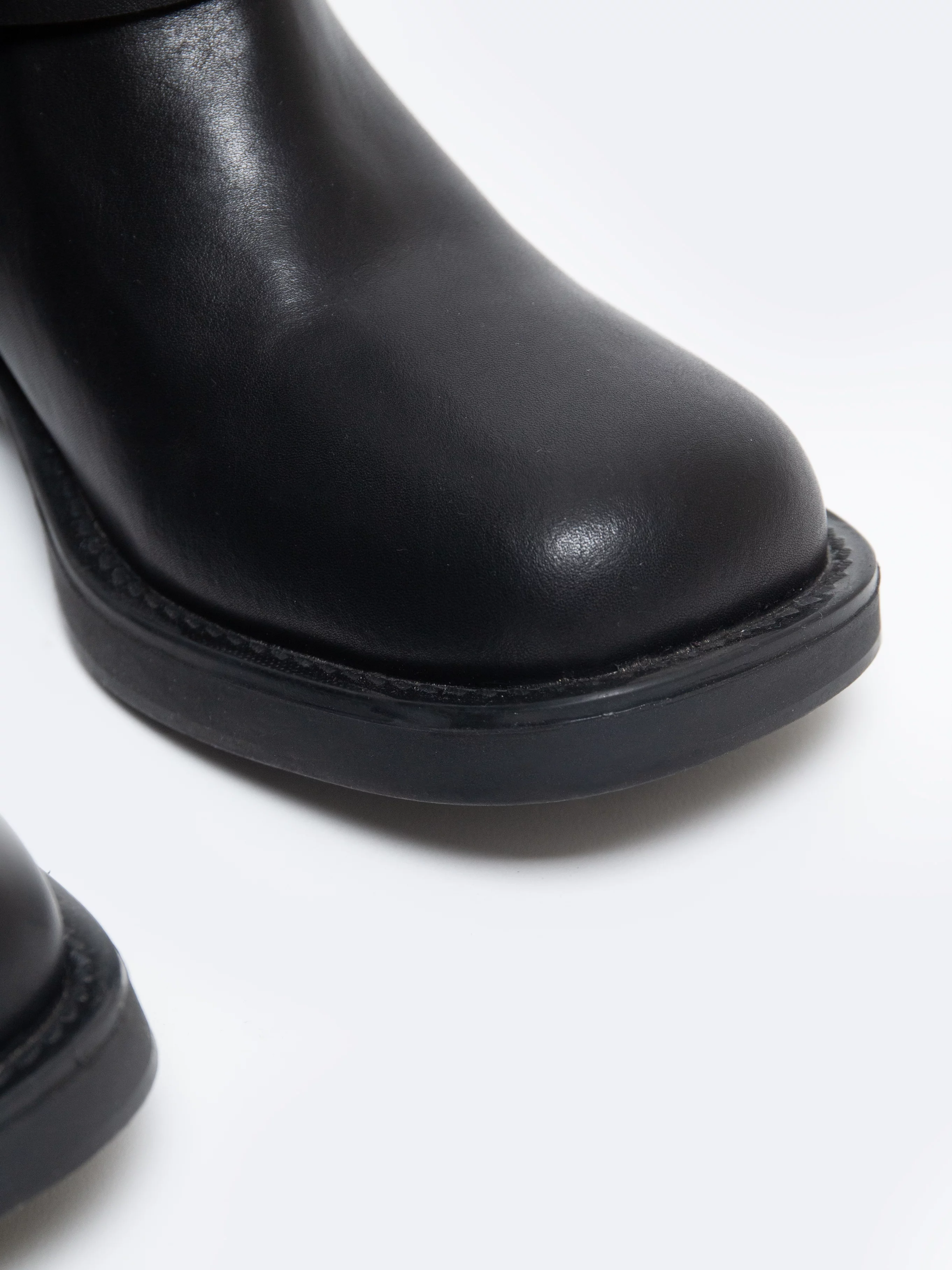 Botki damskie ze skóry naturalnej z ozdobnymi sprzączkami czarne OO274A190 906