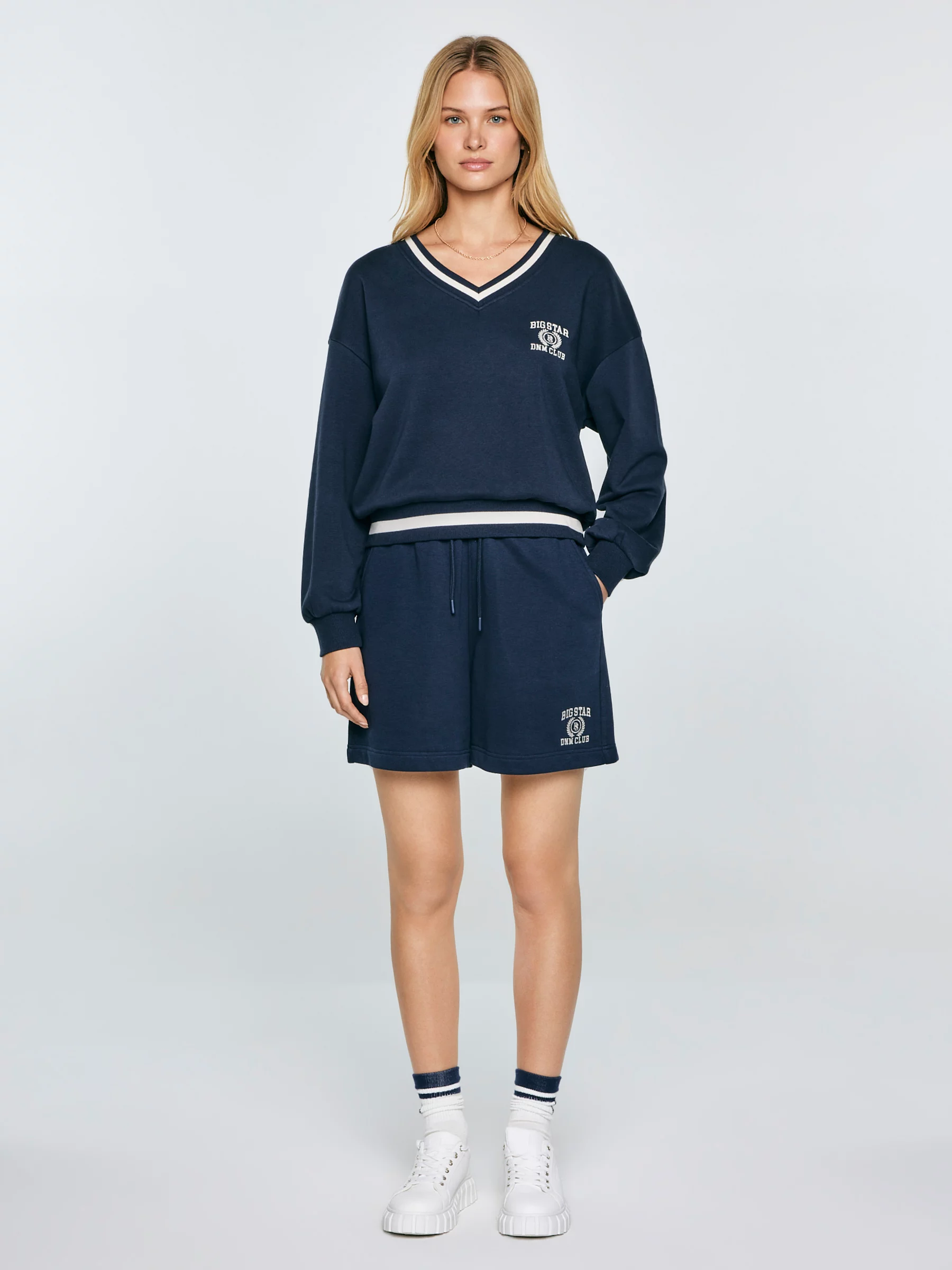 Bluza damska w stylu college z haftem z dekoltem v-neck granatowa Gabriella 403