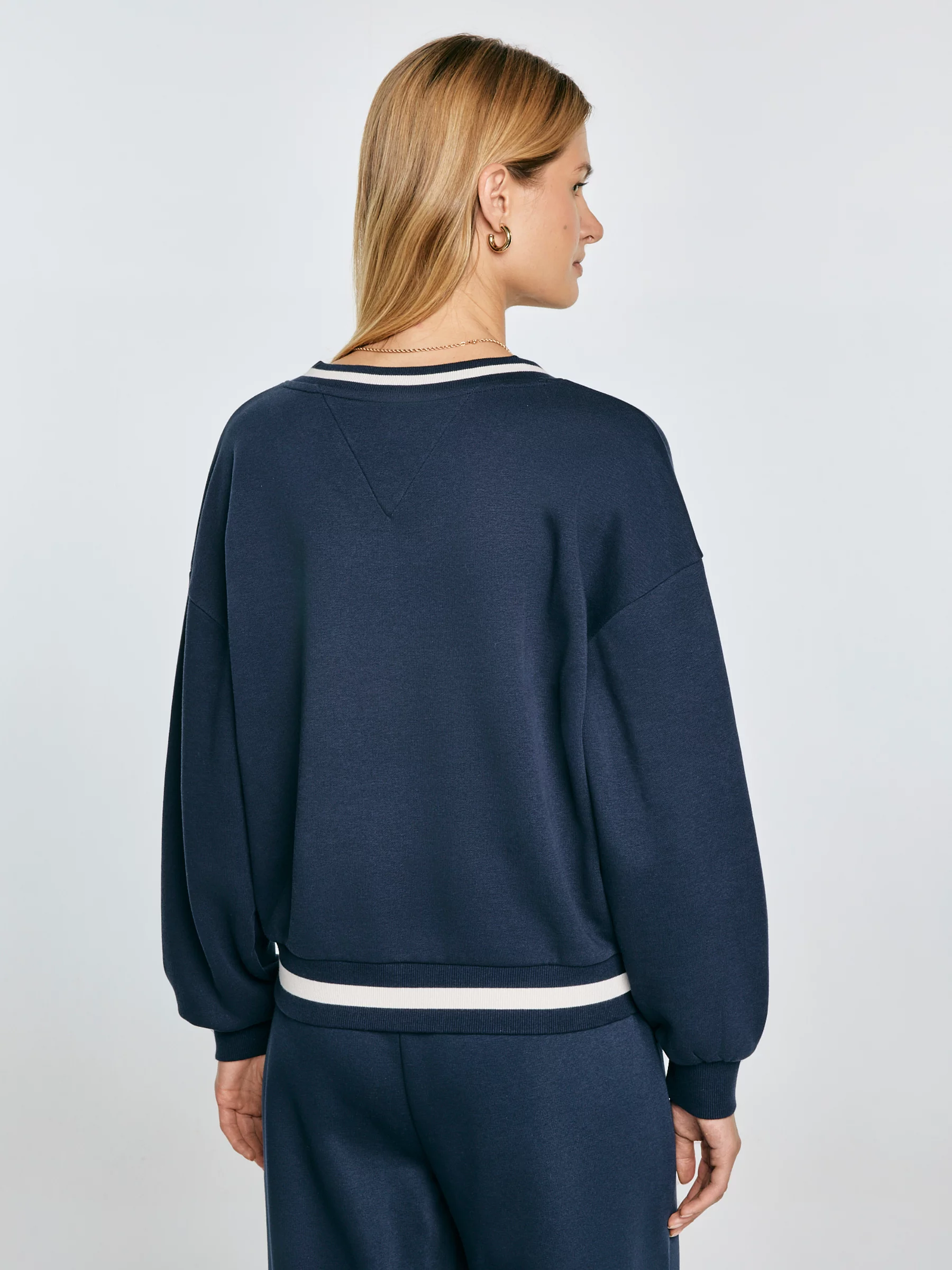 Bluza damska w stylu college z haftem z dekoltem v-neck granatowa Gabriella 403