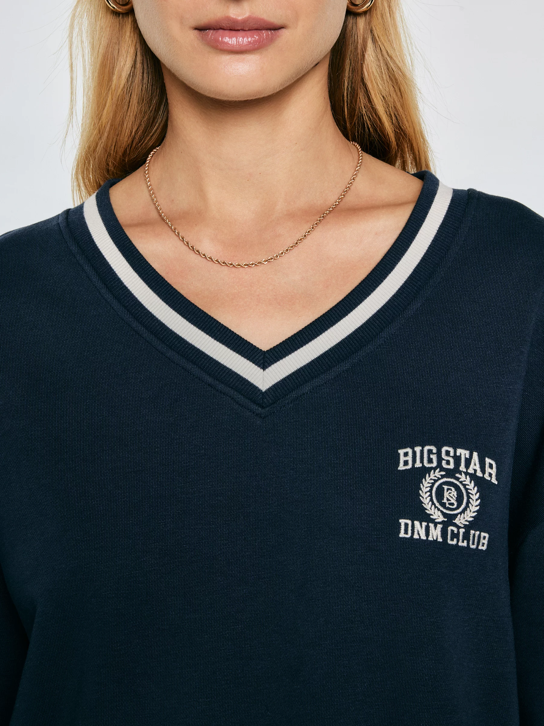 Bluza damska w stylu college z haftem z dekoltem v-neck granatowa Gabriella 403