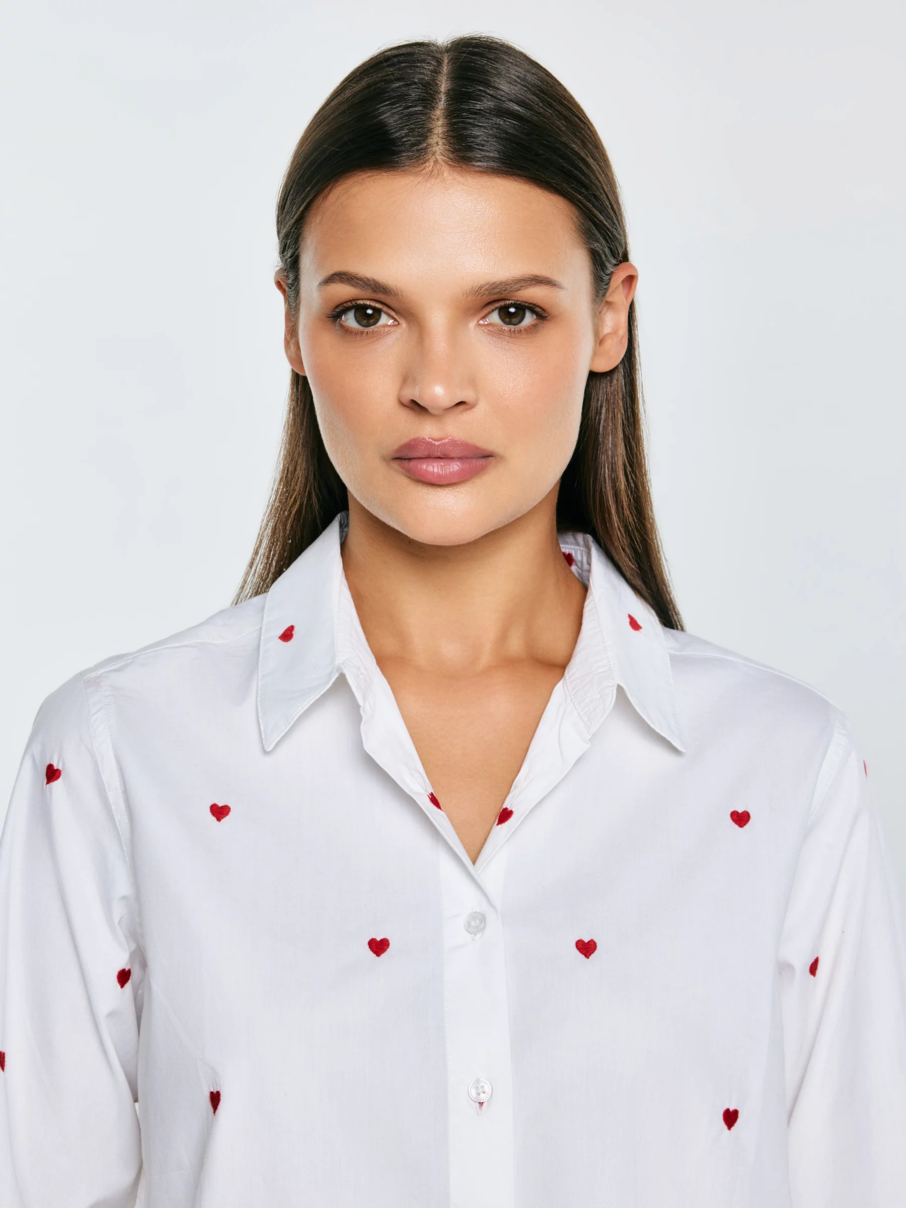 Koszula damska z wyhaftowanymi serduszkami biała Erin 100