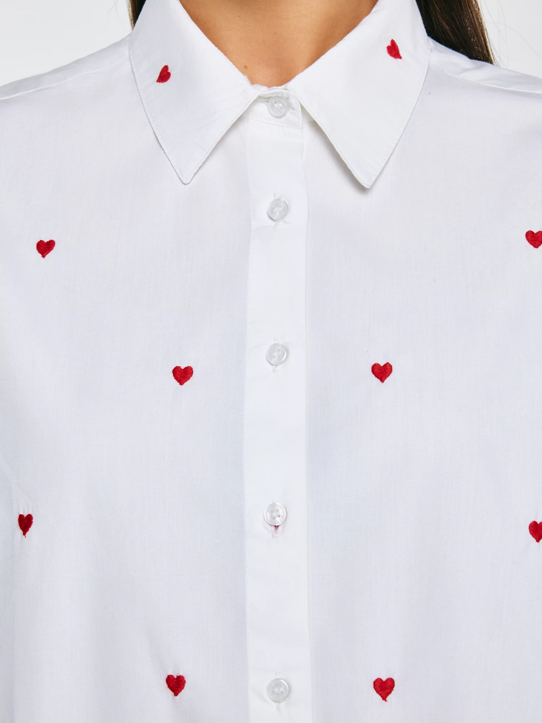 Koszula damska z wyhaftowanymi serduszkami biała Erin 100