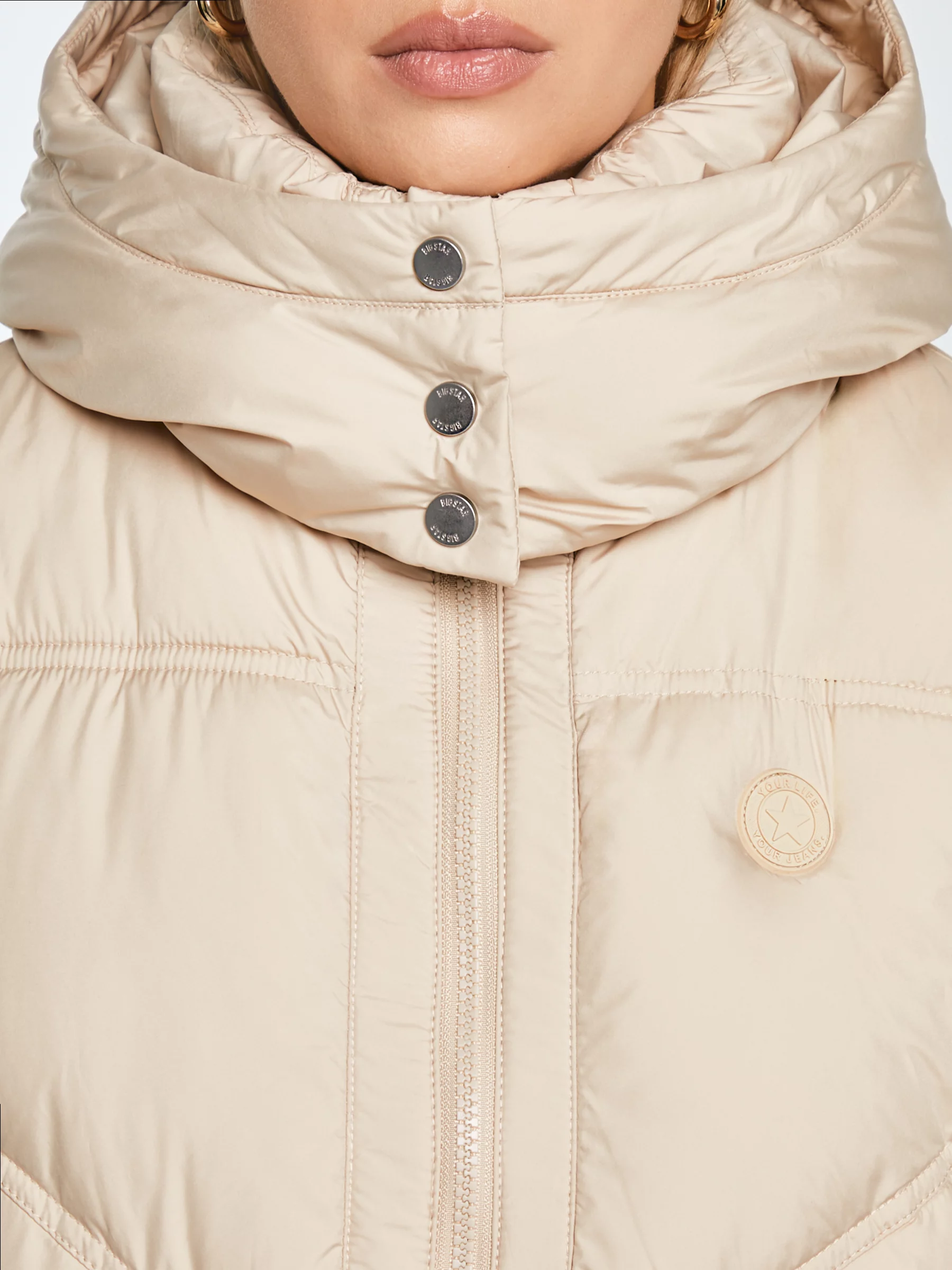 Kamizelka damska pikowana z kapturem beżowa Enifata 801