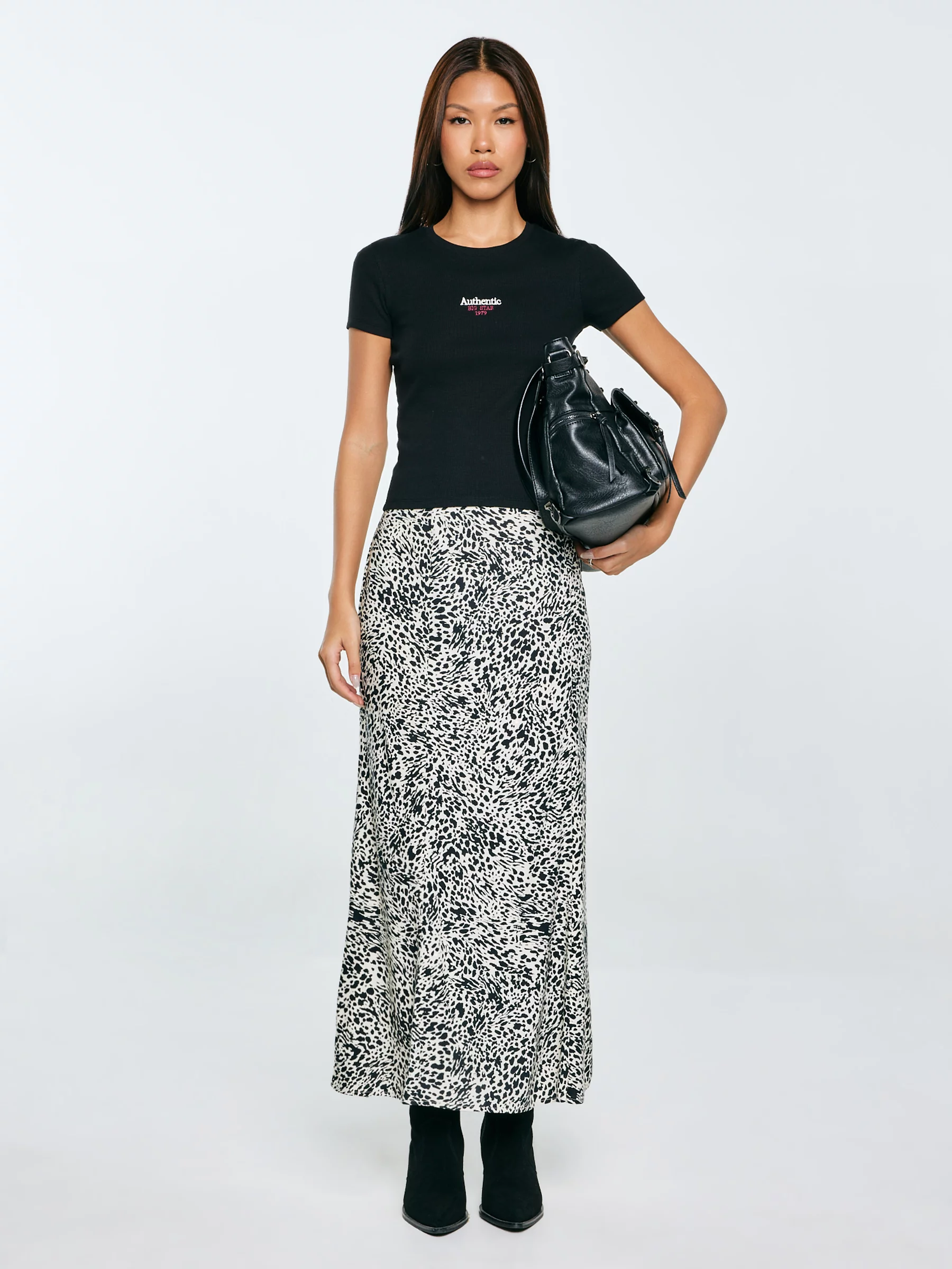 Koszulka damska w prążek z haftem czarna Clarsa 906