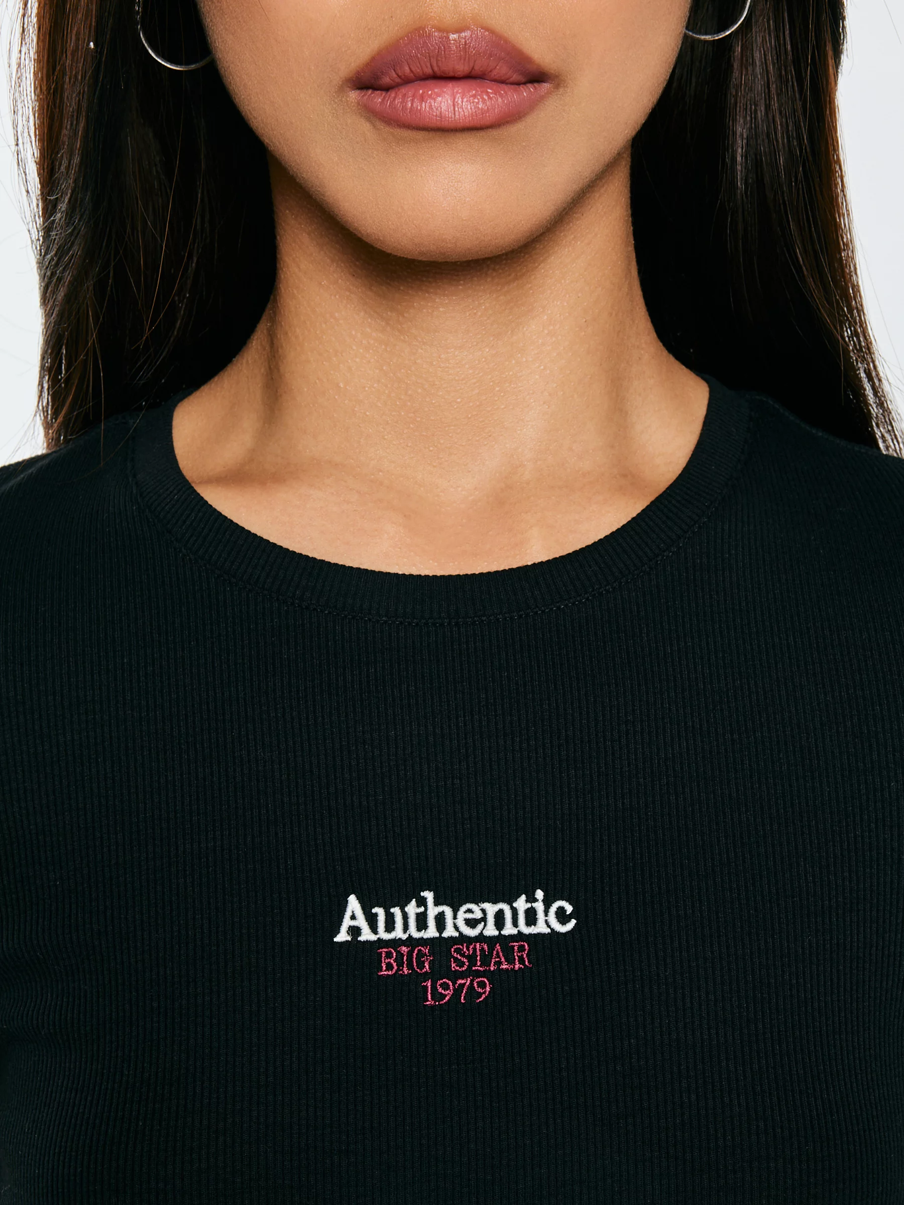 Koszulka damska w prążek z haftem czarna Clarsa 906