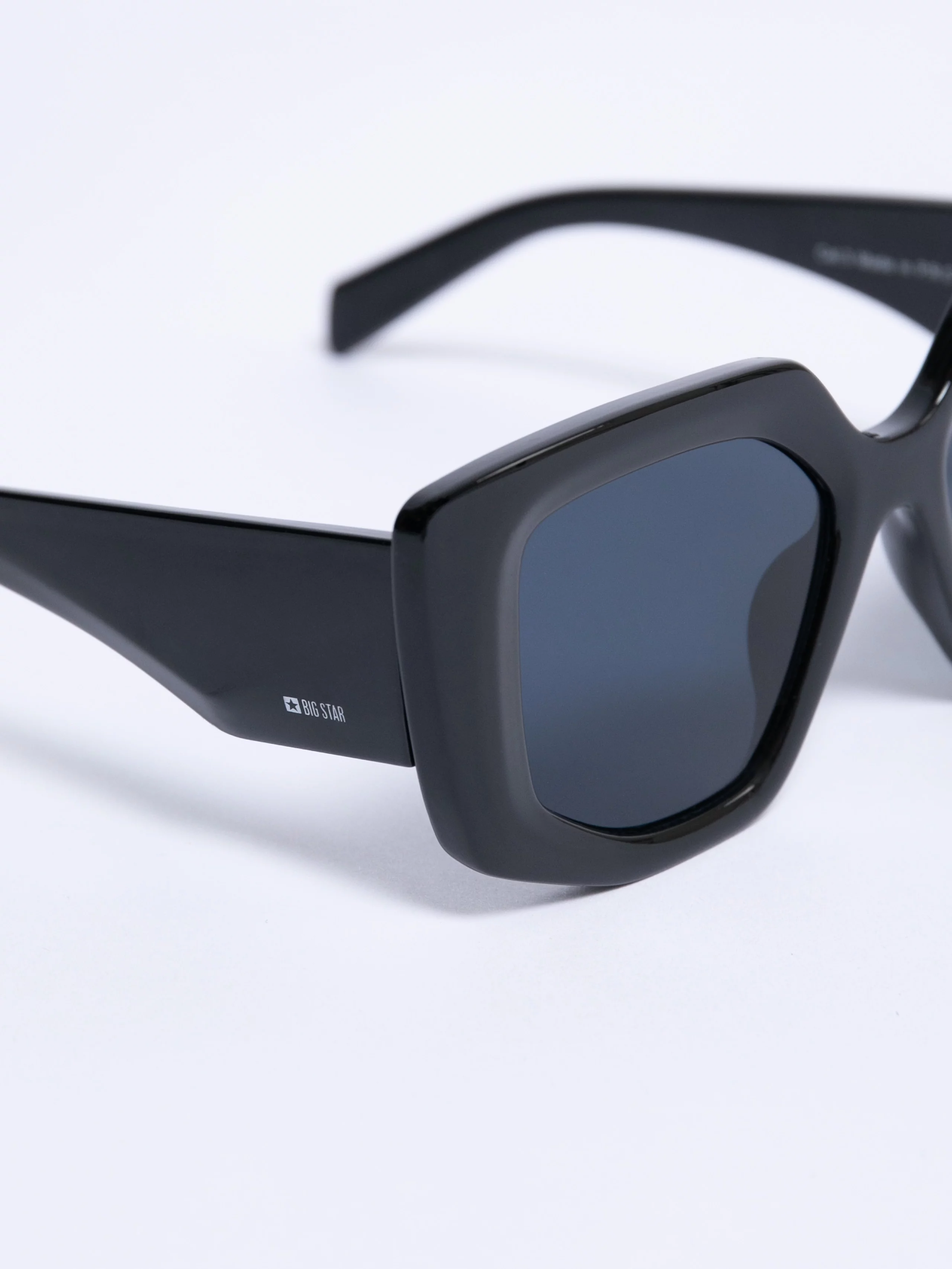 Okulary przeciwsłoneczne damskie czarne Aroni 906