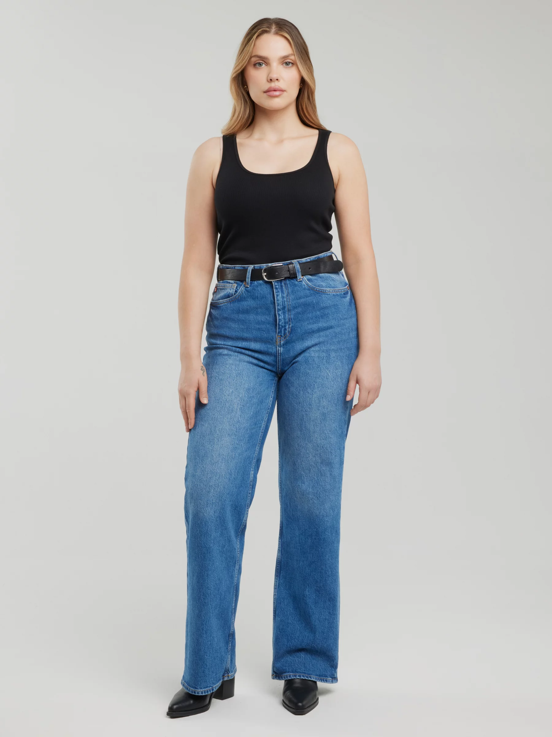 Koszulka damska na ramiączkach czarna Alena 906