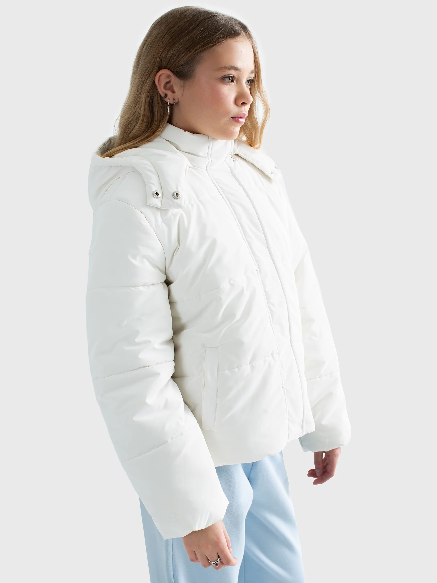 Kurtka dziewczęca pikowana z odpinanym kapturem biała Lucina 100