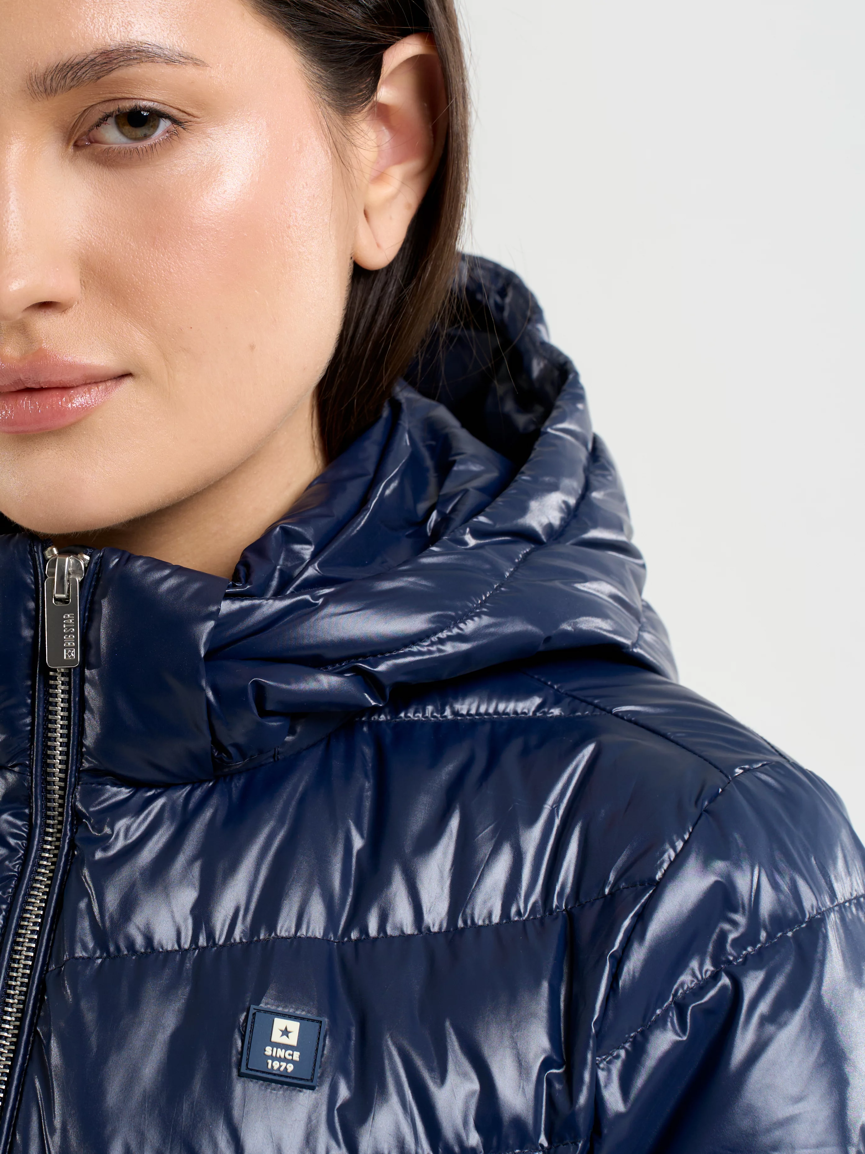 Kurtka damska puchowa z gumką w talii z kapturem granatowa Anissa 403