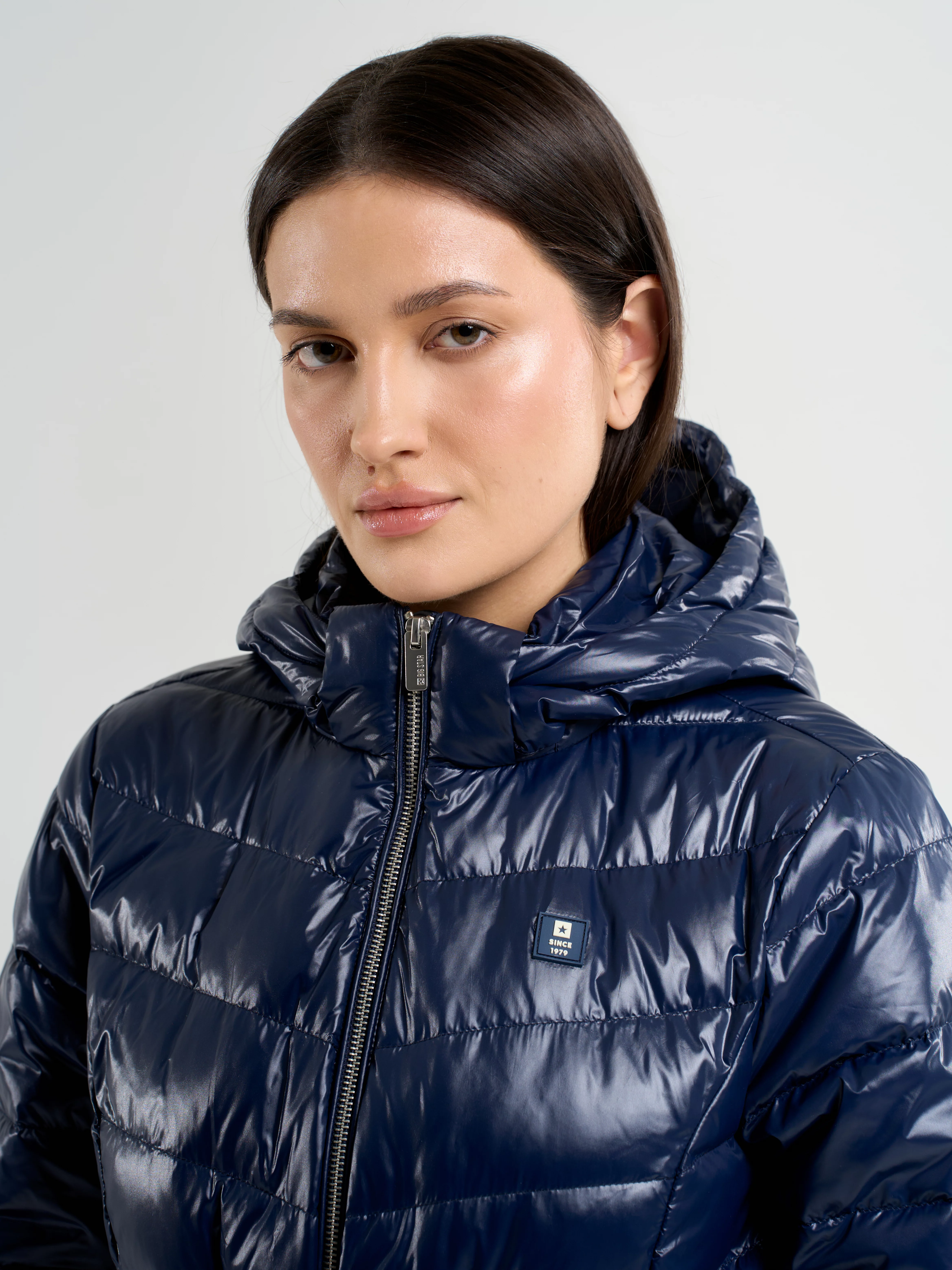 Kurtka damska puchowa z gumką w talii z kapturem granatowa Anissa 403