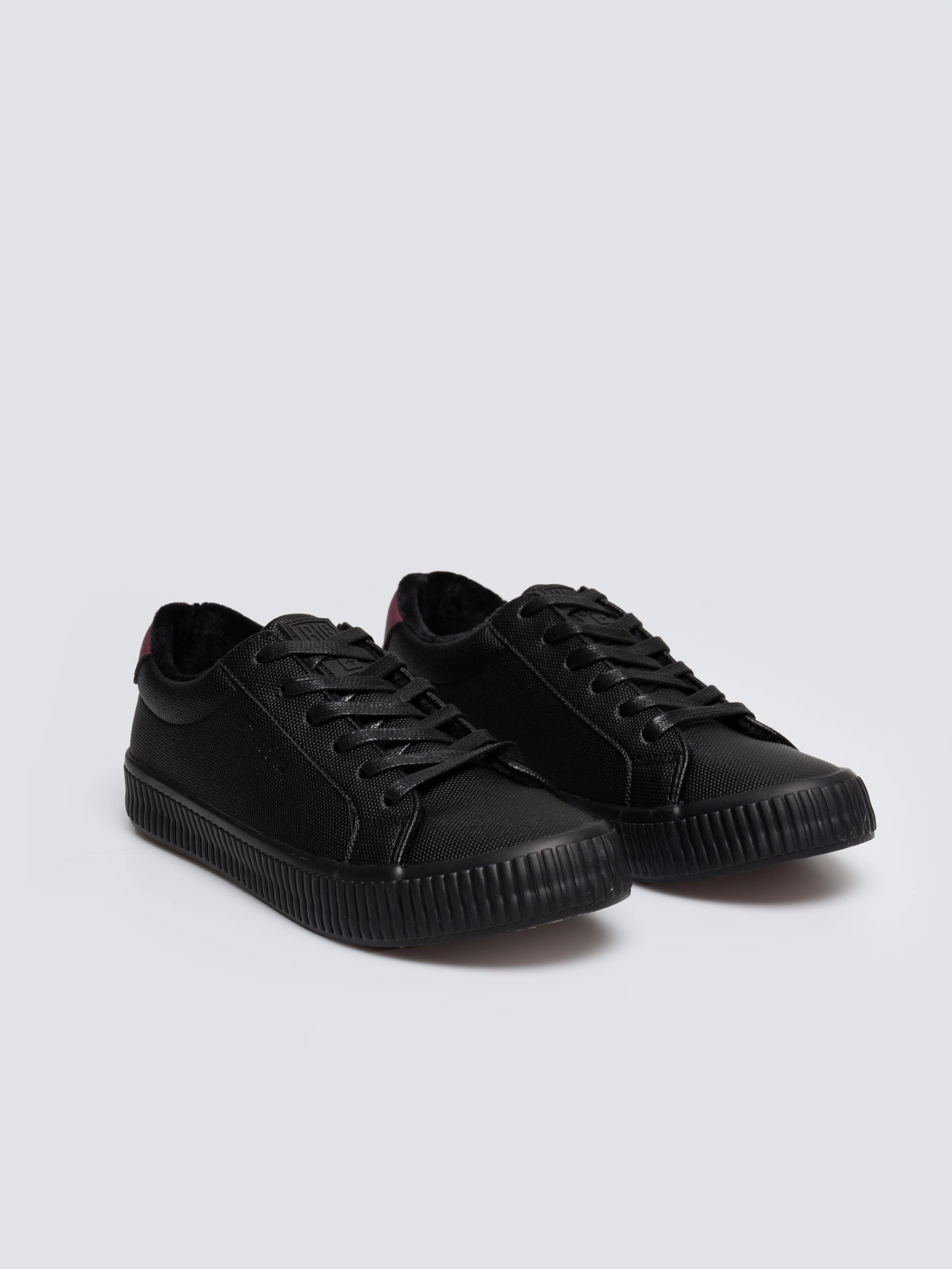 Trampki damskie ze skóry ekologicznej czarne OO274A462 906