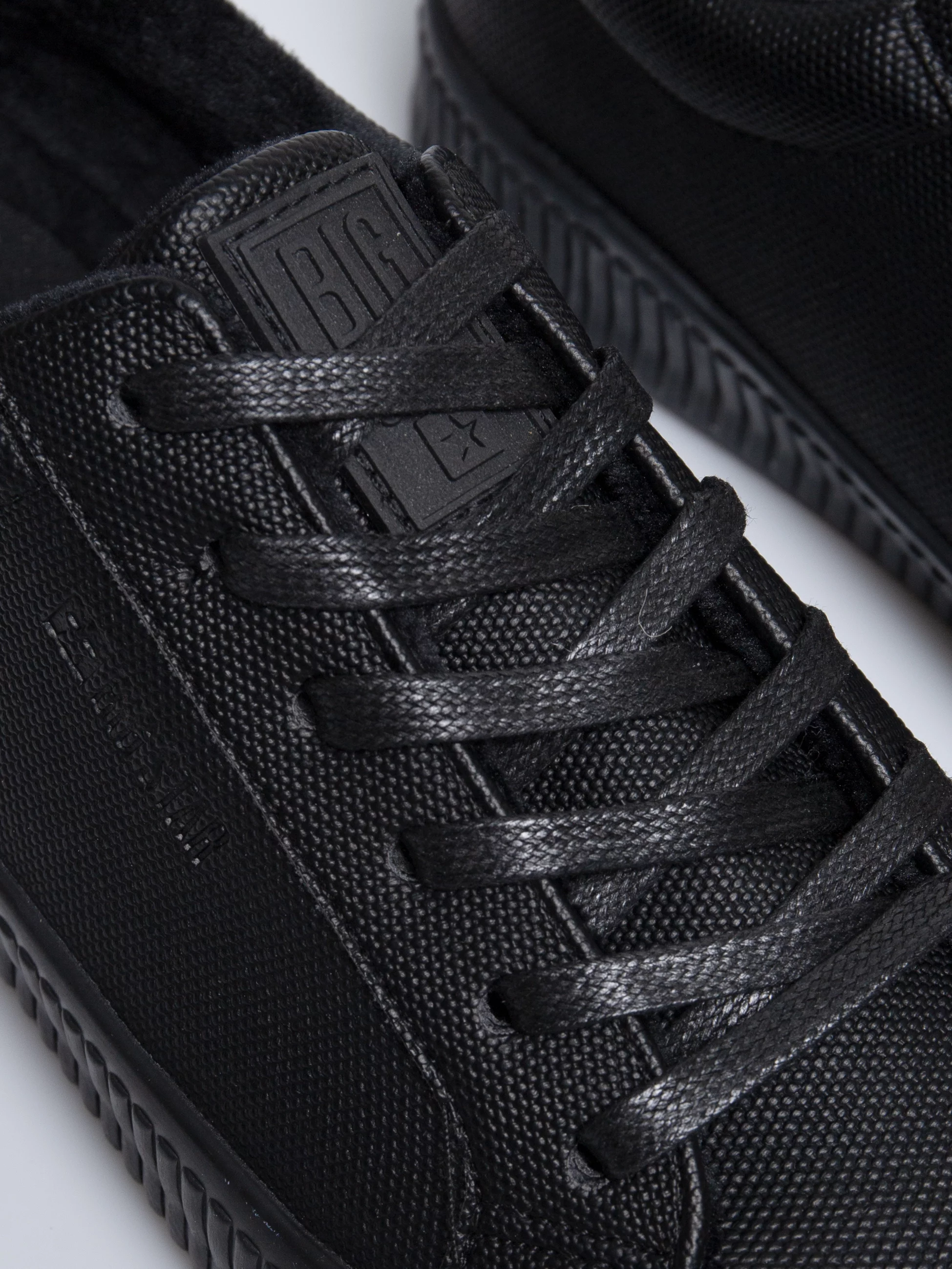 Trampki damskie ze skóry ekologicznej czarne OO274A462 906