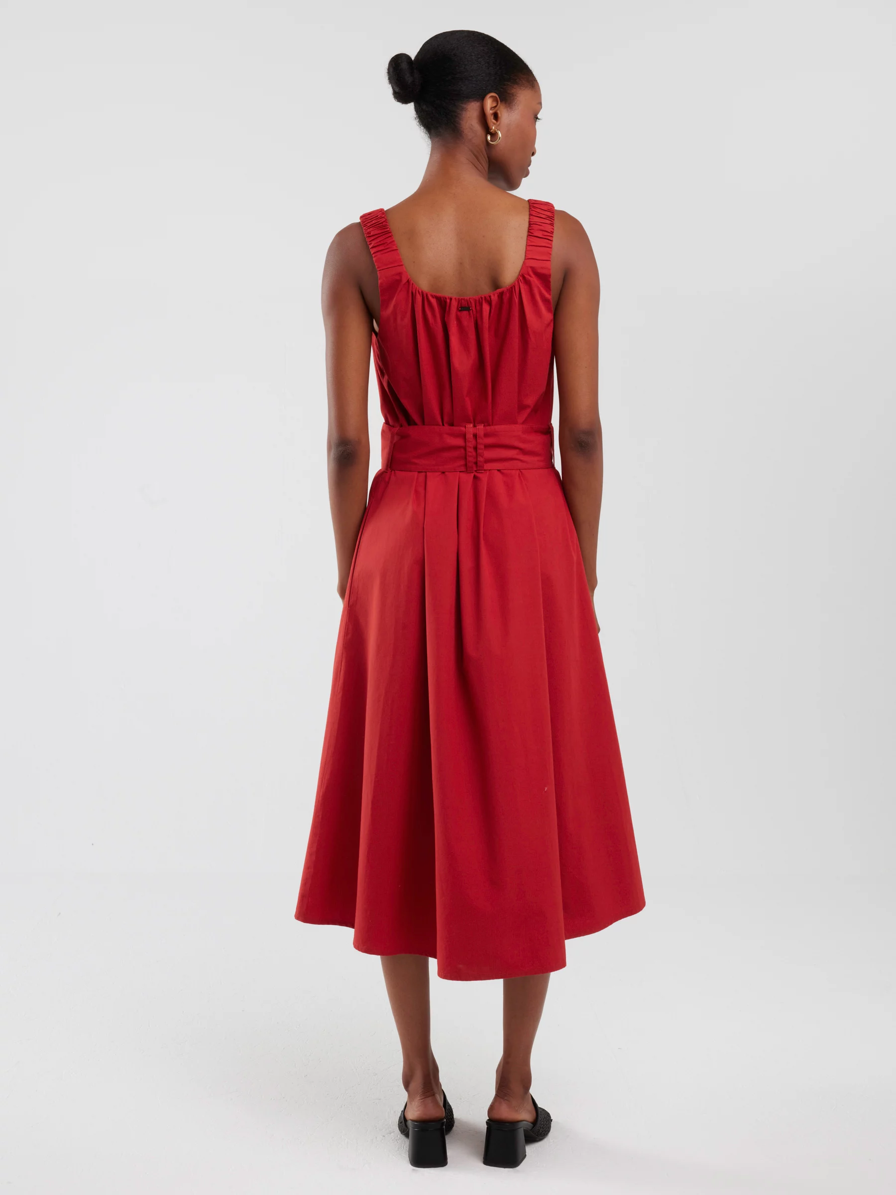 Sukienka damska midi na ramiączkach z paskiem ceglano-czerwona Ruena 704