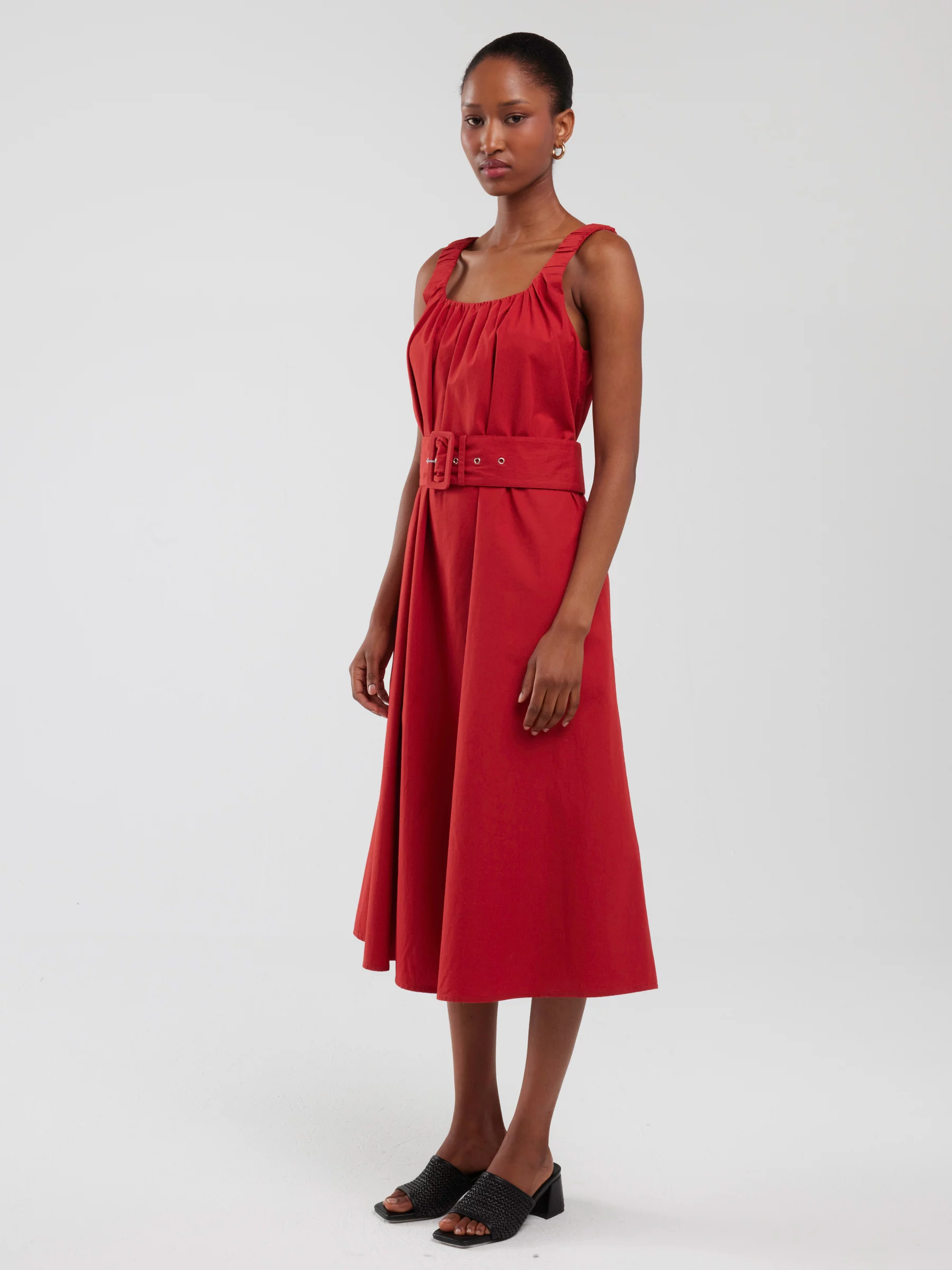 Sukienka damska midi na ramiączkach z paskiem ceglano-czerwona Ruena 704