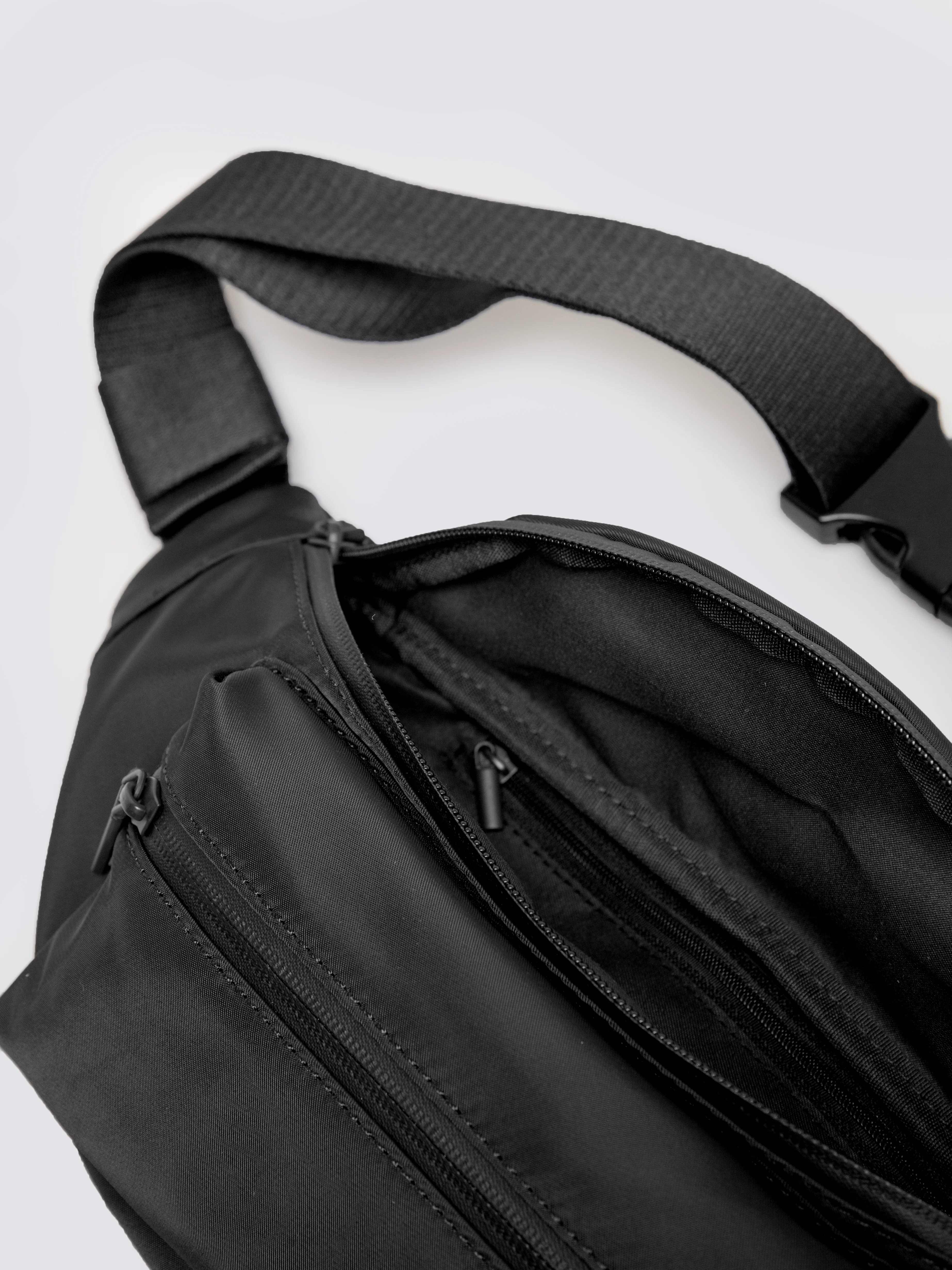 Saszetka męska typu nerka czarna Tizanor 906