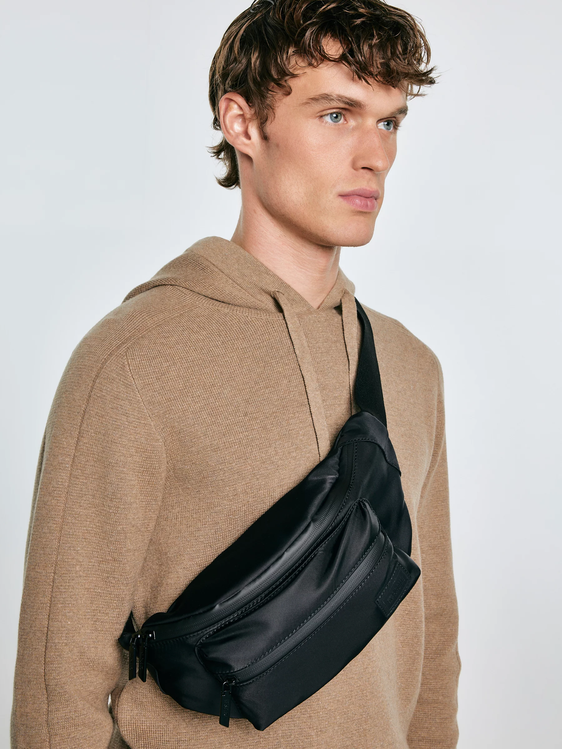 Saszetka męska typu nerka czarna Tizanor 906