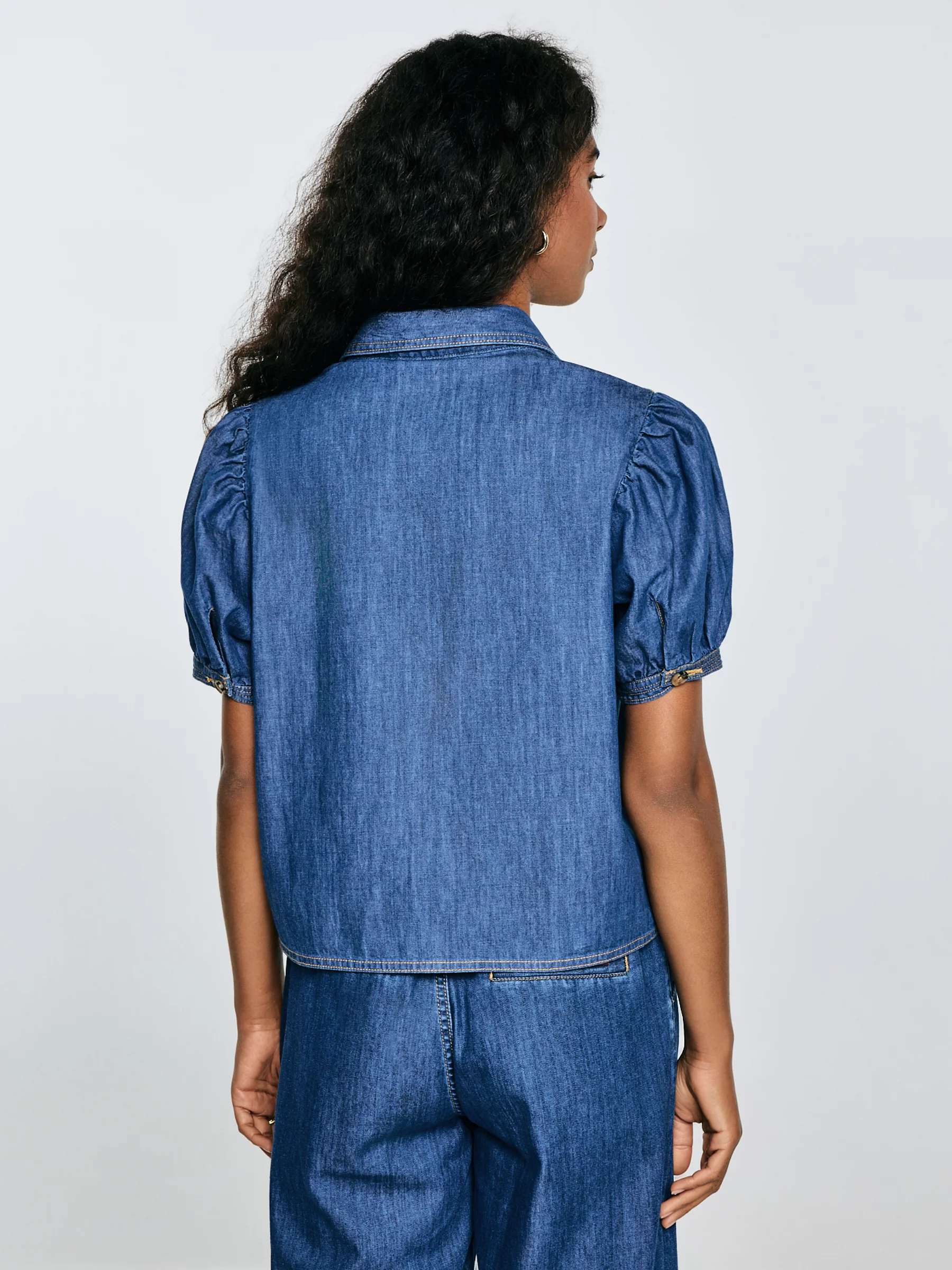 Bluzka damska jeansowa z ozdobnym kołnierzem niebieska Jones 416