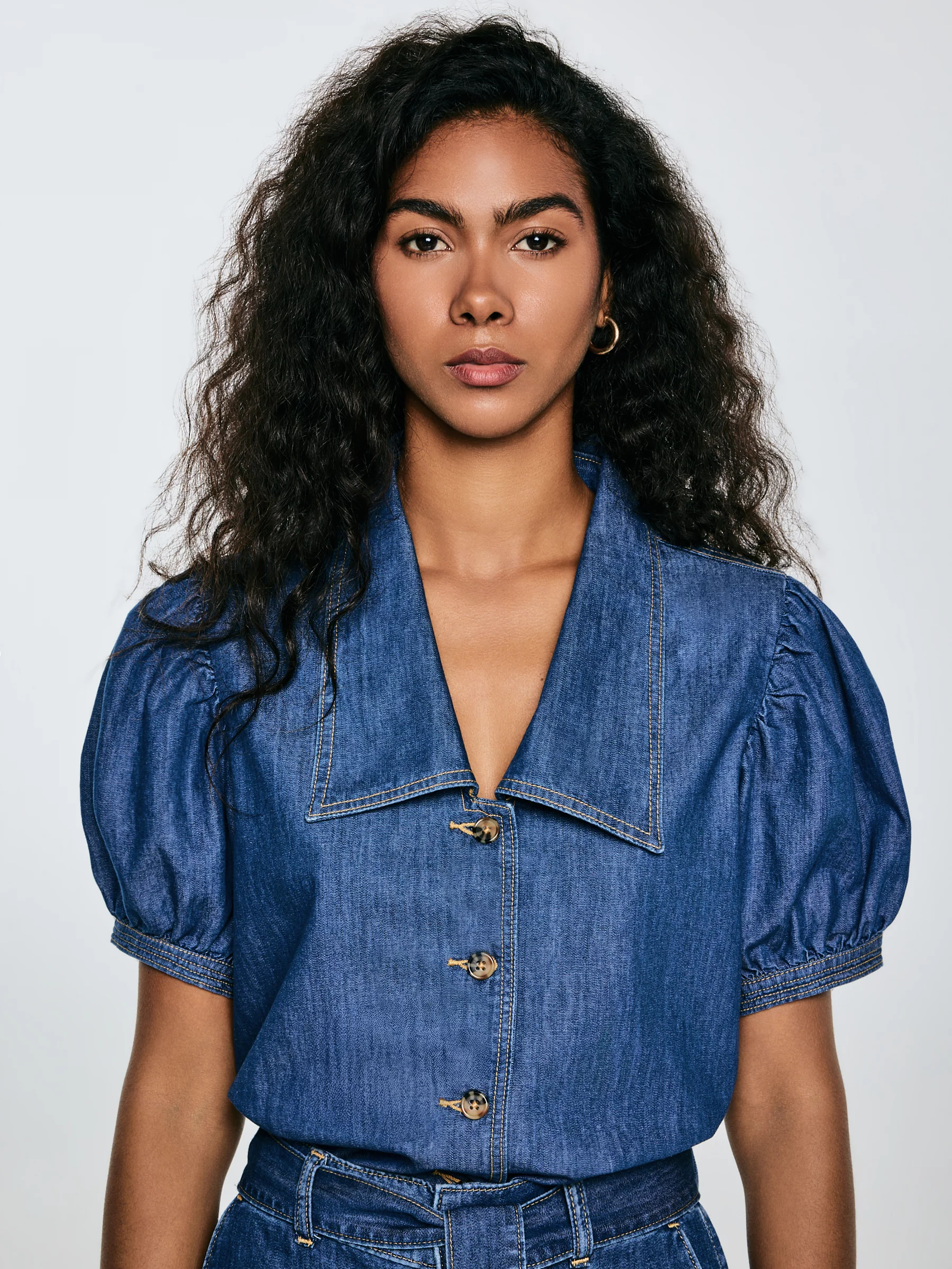 Bluzka damska jeansowa z ozdobnym kołnierzem niebieska Jones 416