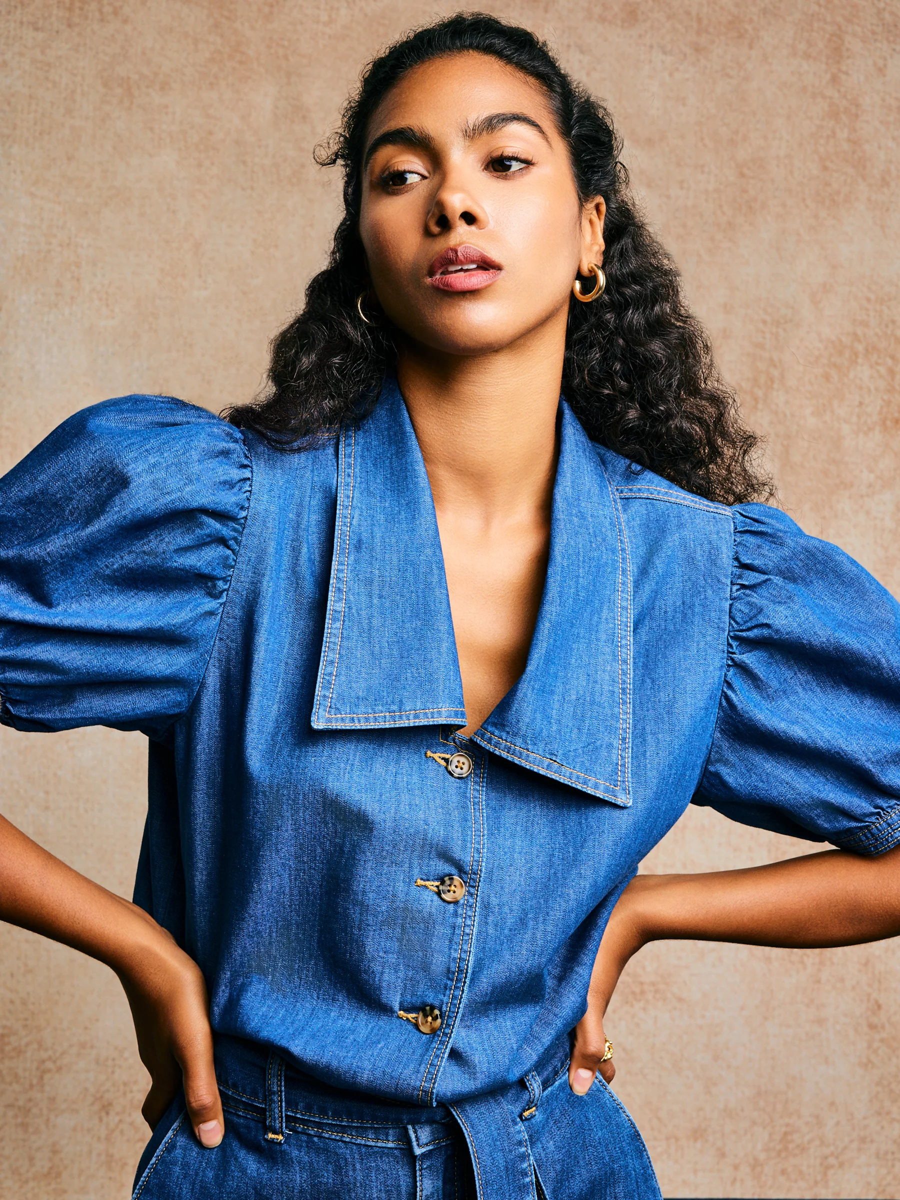 Bluzka damska jeansowa z ozdobnym kołnierzem niebieska Jones 416