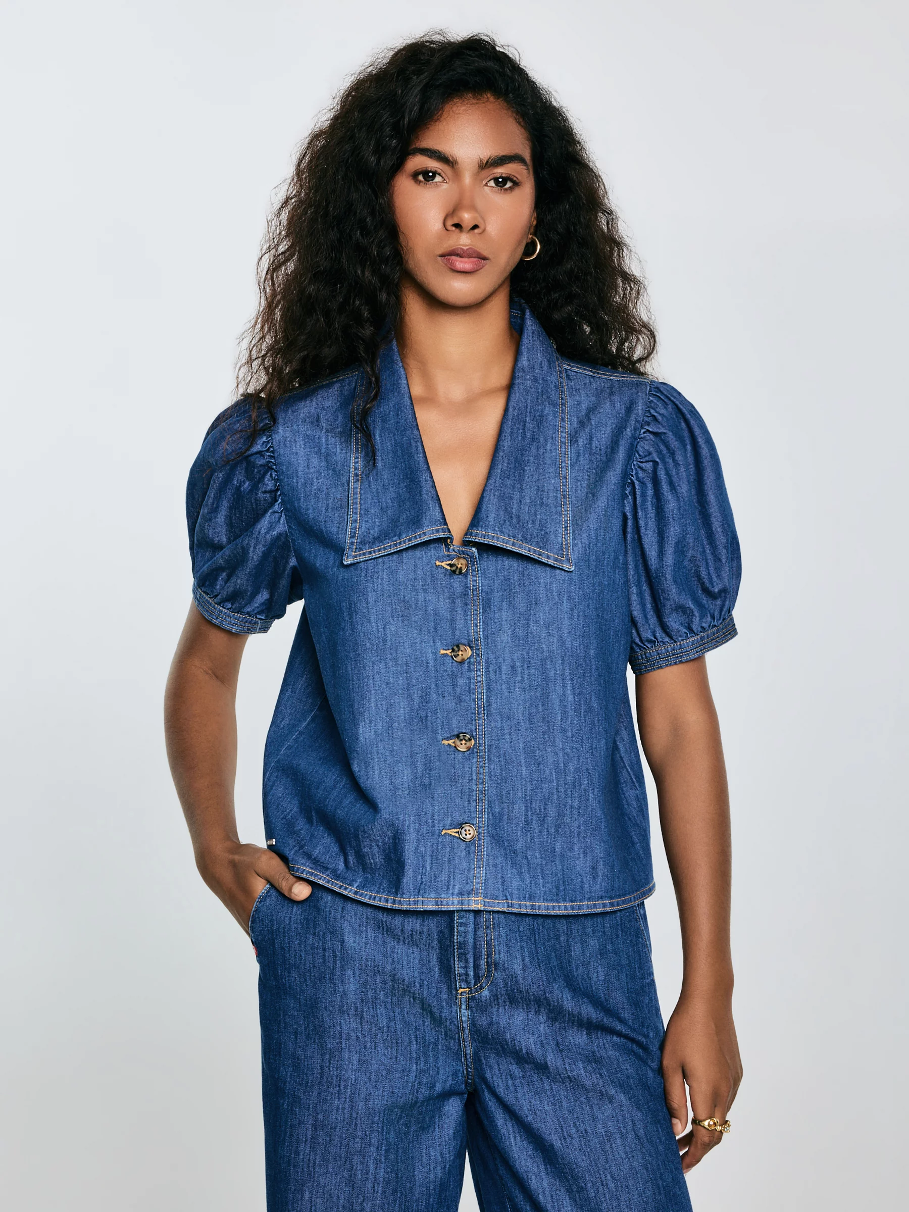 Bluzka damska jeansowa z ozdobnym kołnierzem niebieska Jones 416