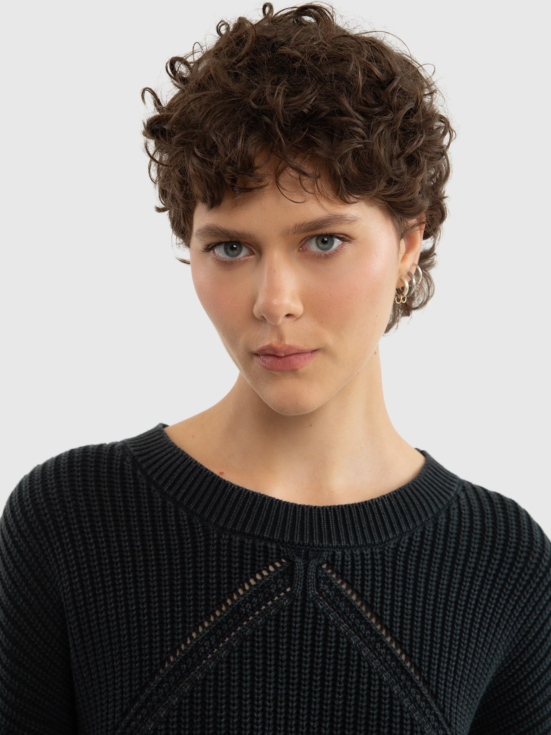 Sweter damski z ozdobnym splotem czarny Acidia 906