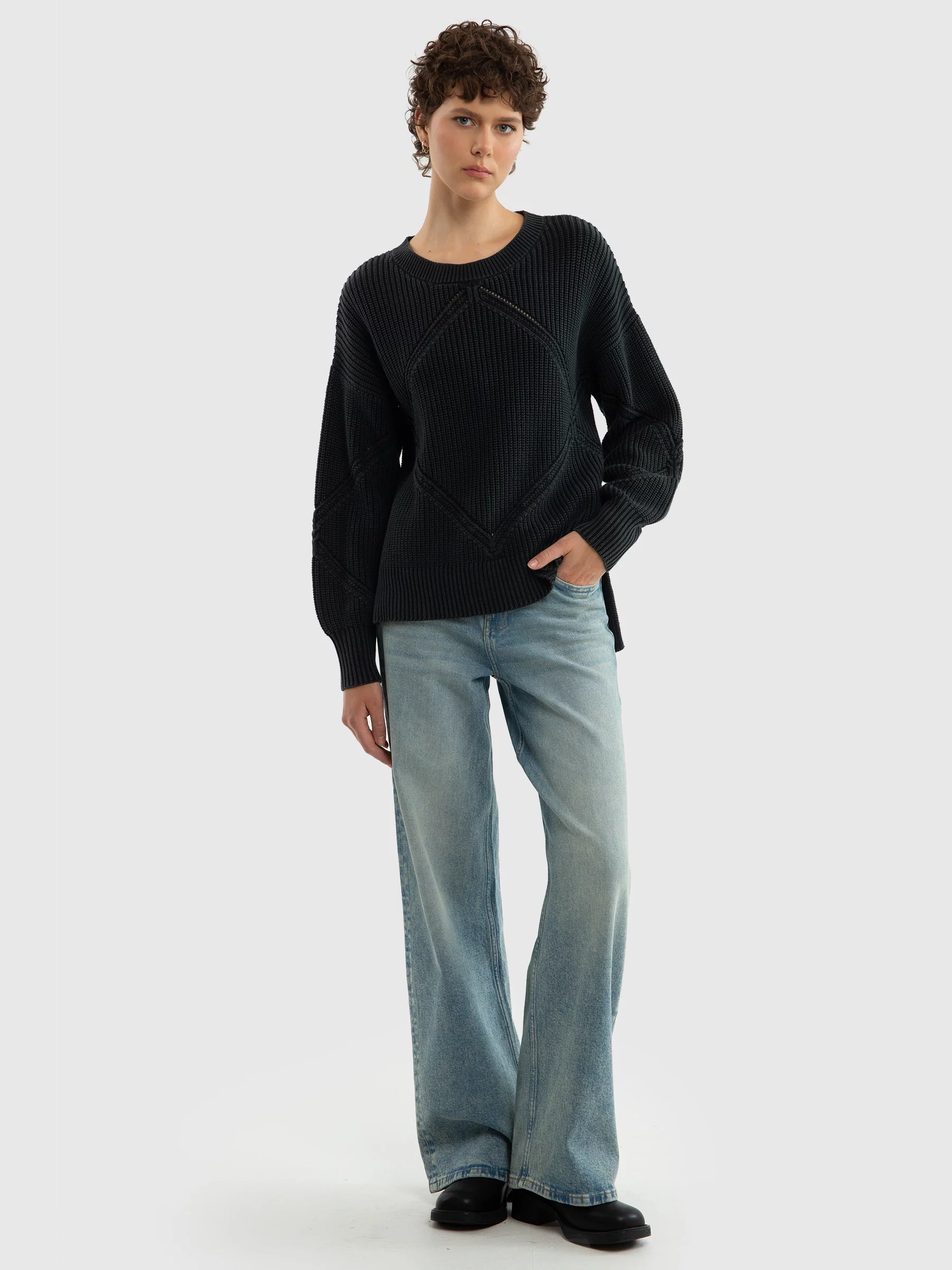 Sweter damski z ozdobnym splotem czarny Acidia 906