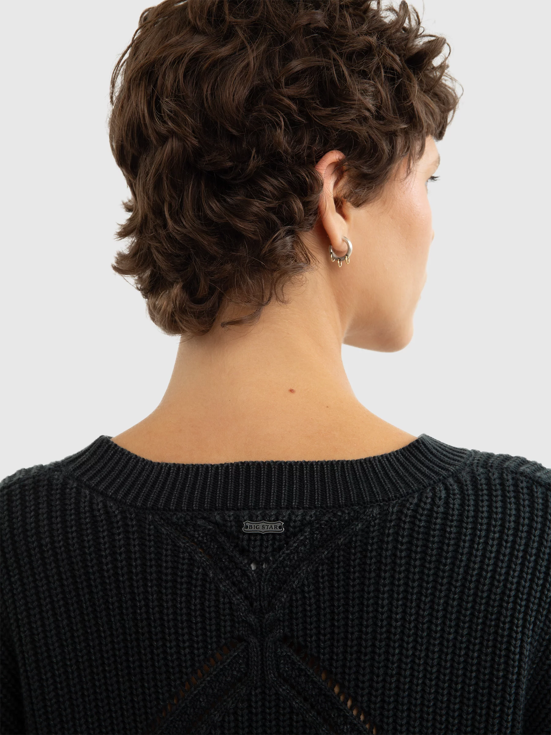 Sweter damski z ozdobnym splotem czarny Acidia 906