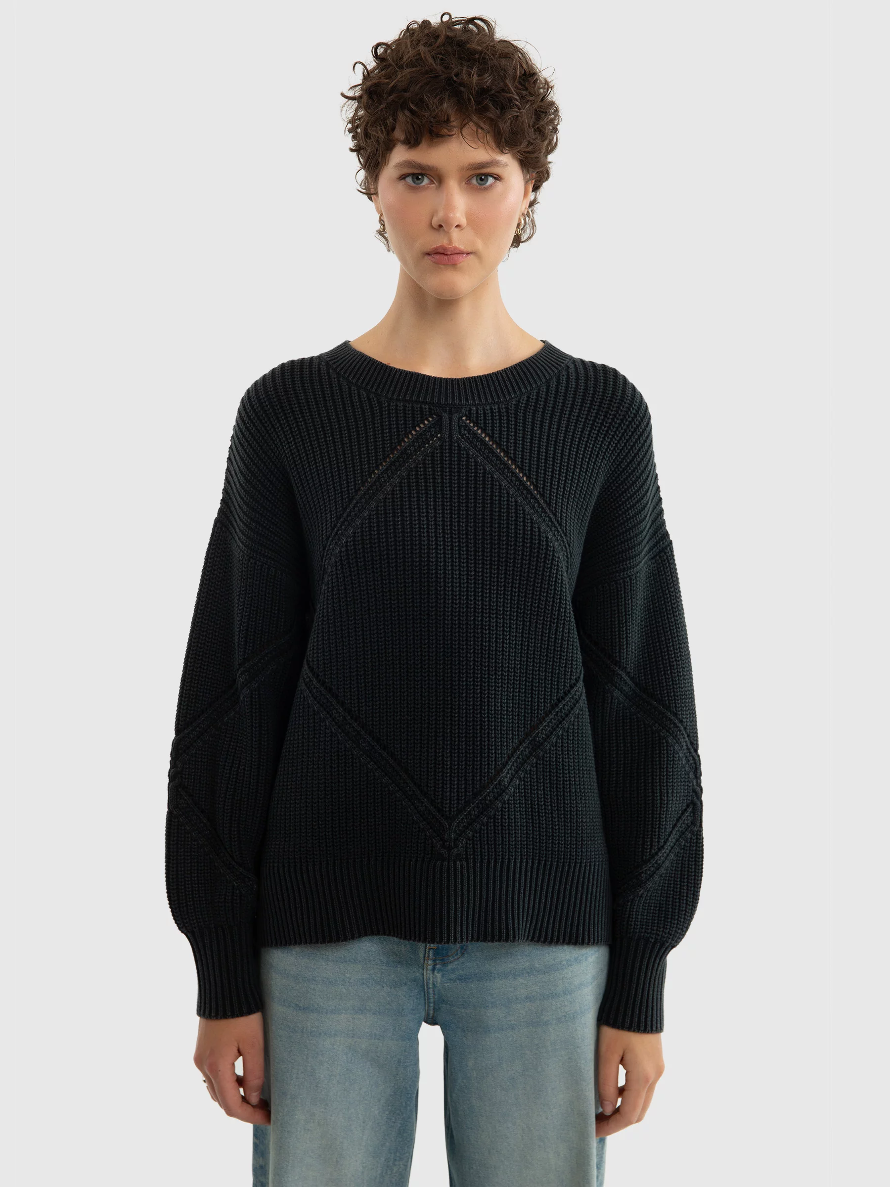 Sweter damski z ozdobnym splotem czarny Acidia 906