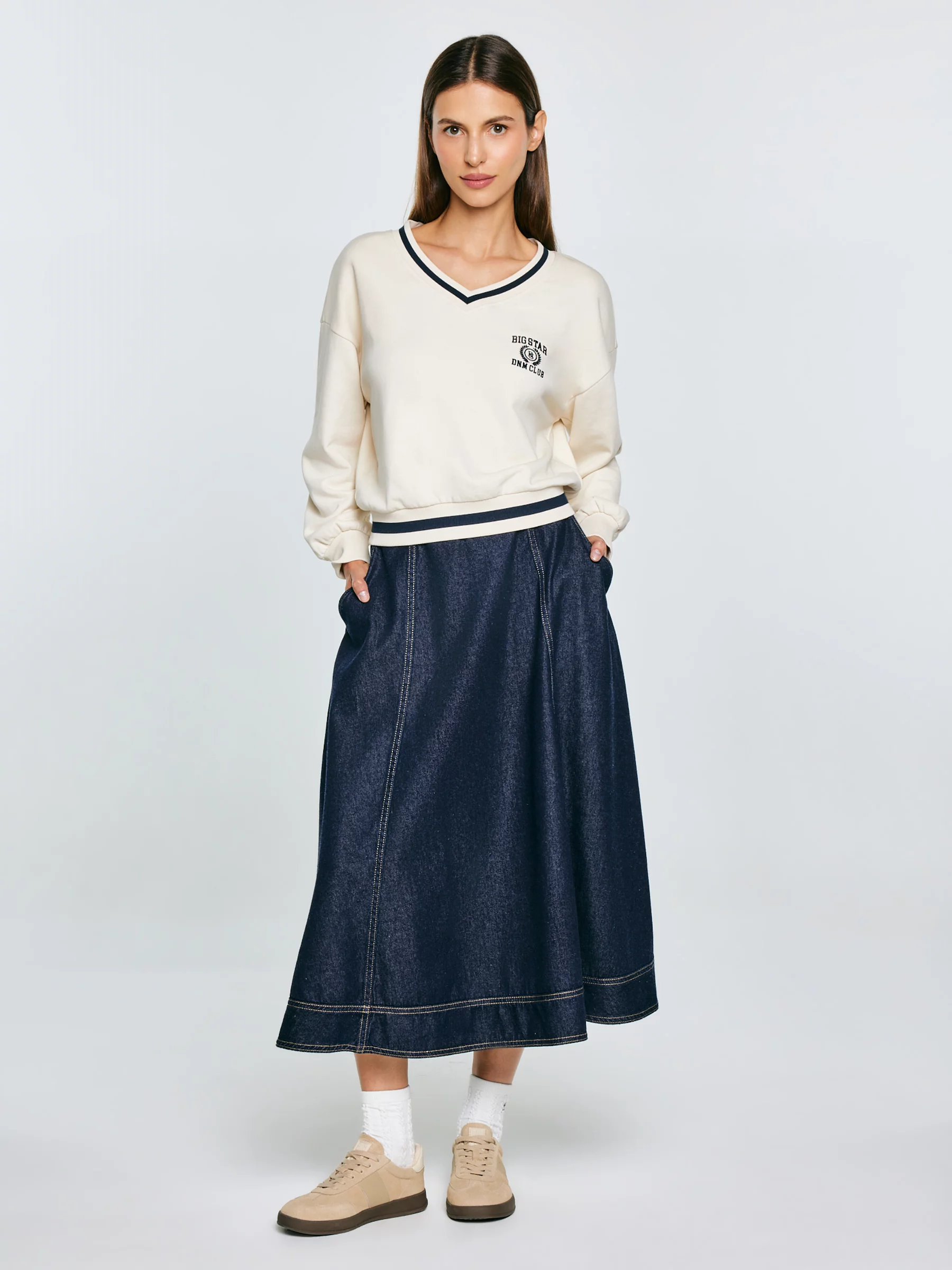 Bluza damska w stylu college z haftem z dekoltem v-neck kremowa Gabriella 103