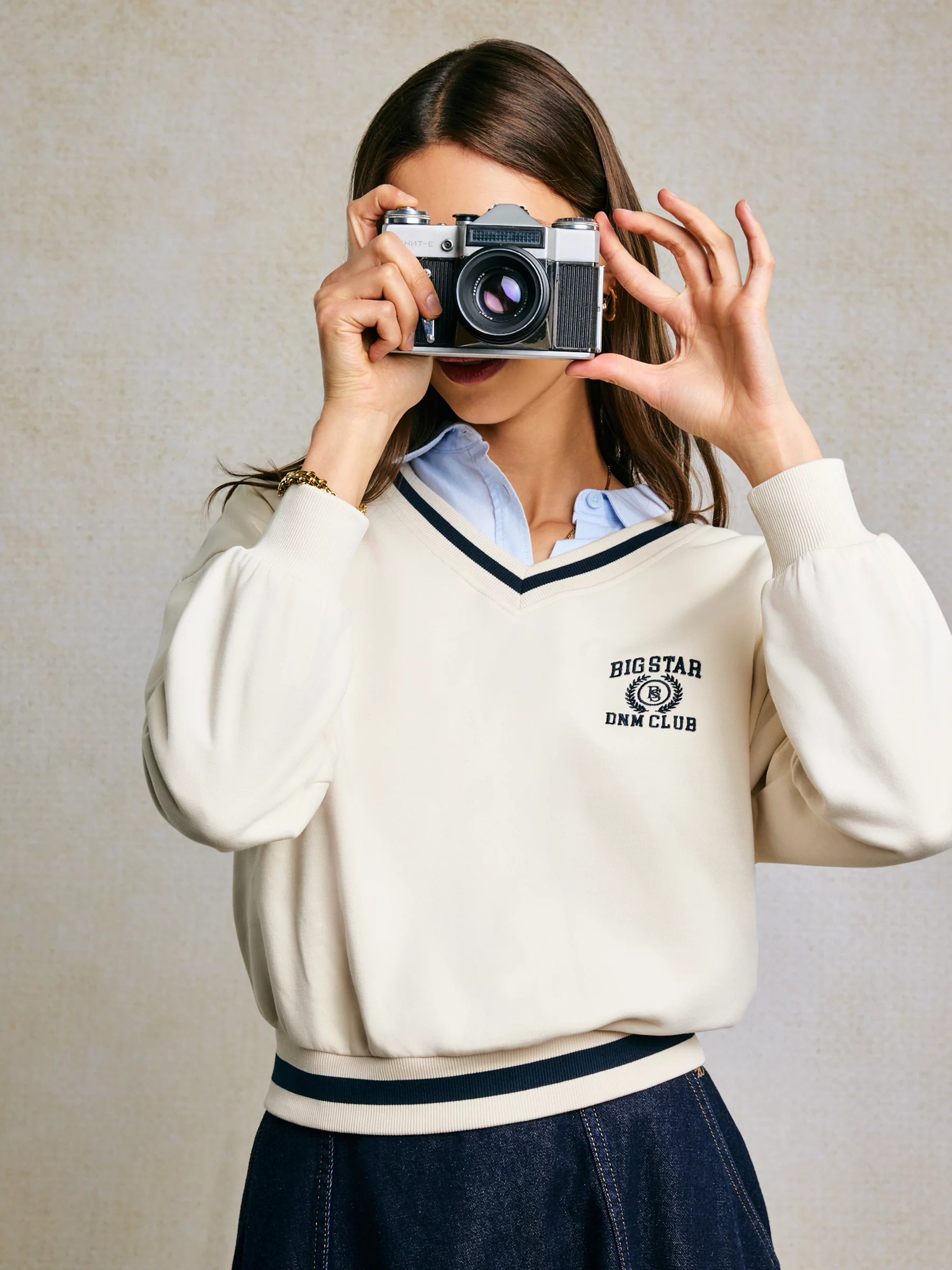 Bluza damska w stylu college z haftem z dekoltem v-neck kremowa Gabriella 103