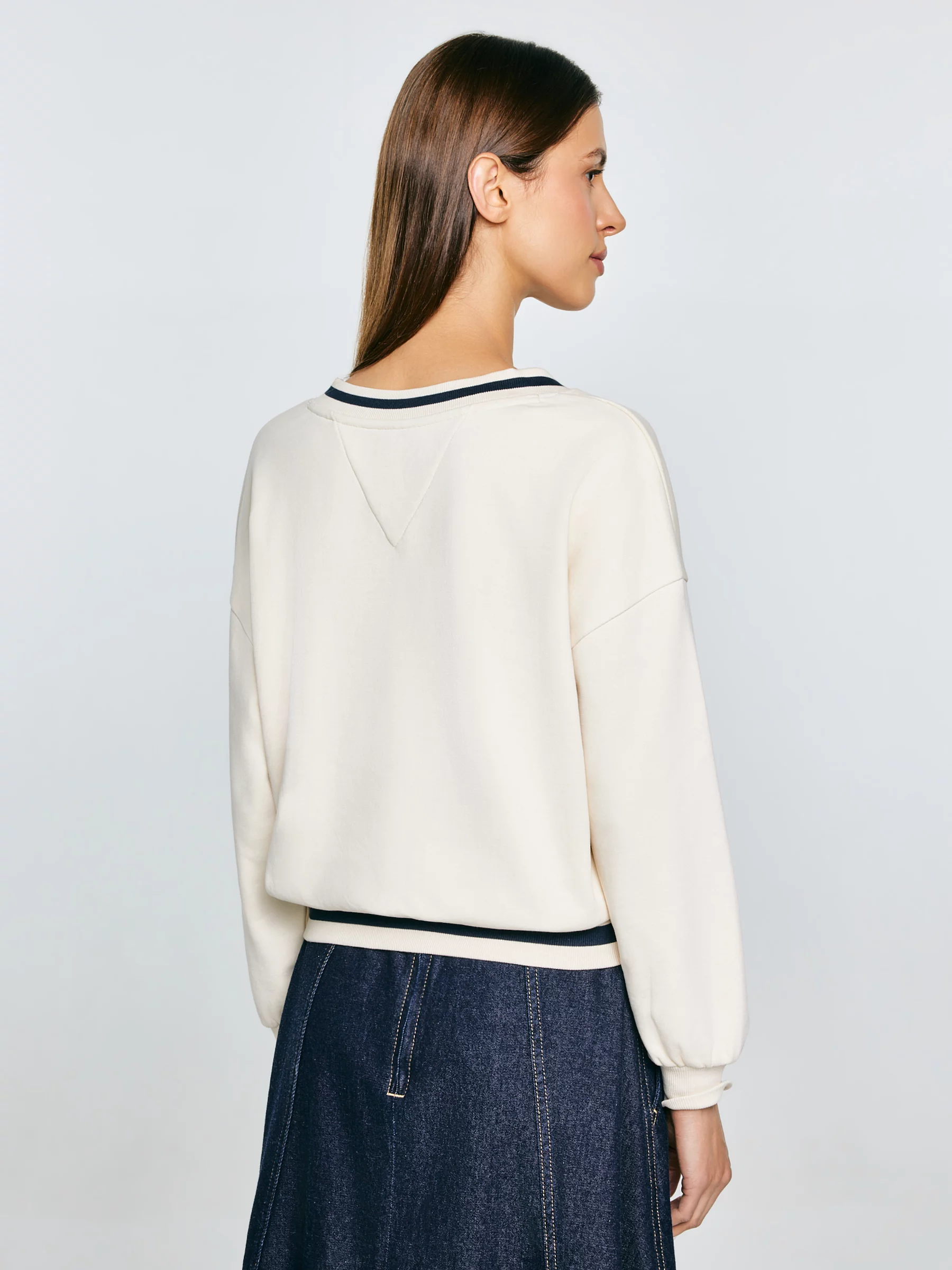 Bluza damska w stylu college z haftem z dekoltem v-neck kremowa Gabriella 103